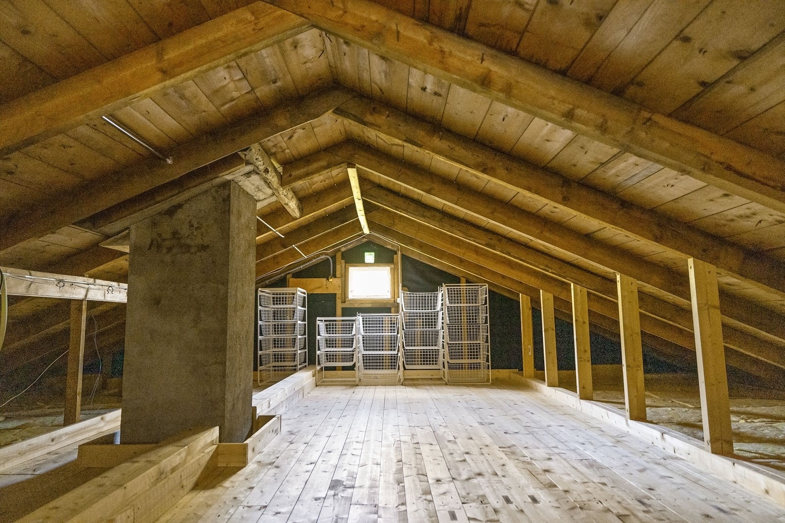 Boligen har et romslig lagringsloft. Galleribilde