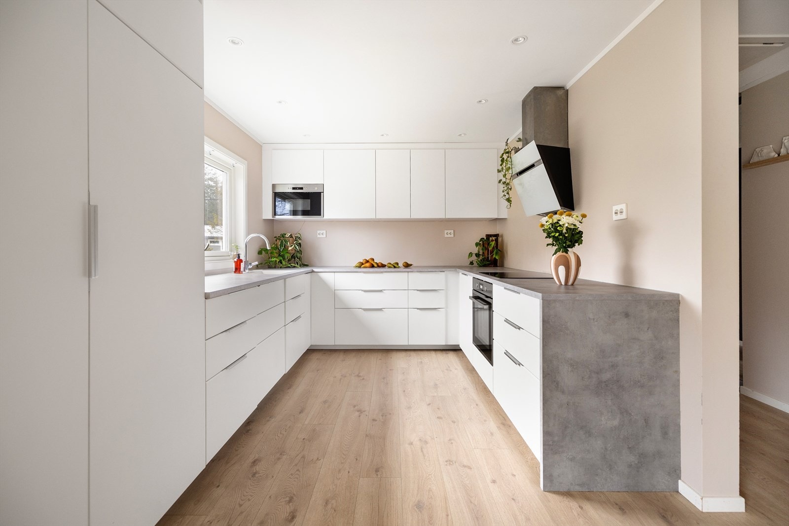 IKEA-kjøkkenet er åpent mot stuen og byr på rikelig med både oppbevarings- og benkeplass. Galleribilde