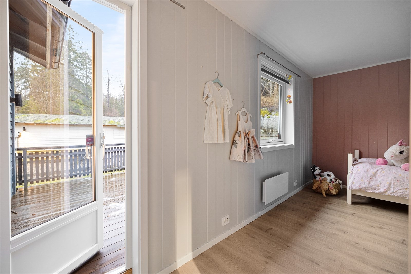 Soverommet leder ut til en veranda. Galleribilde