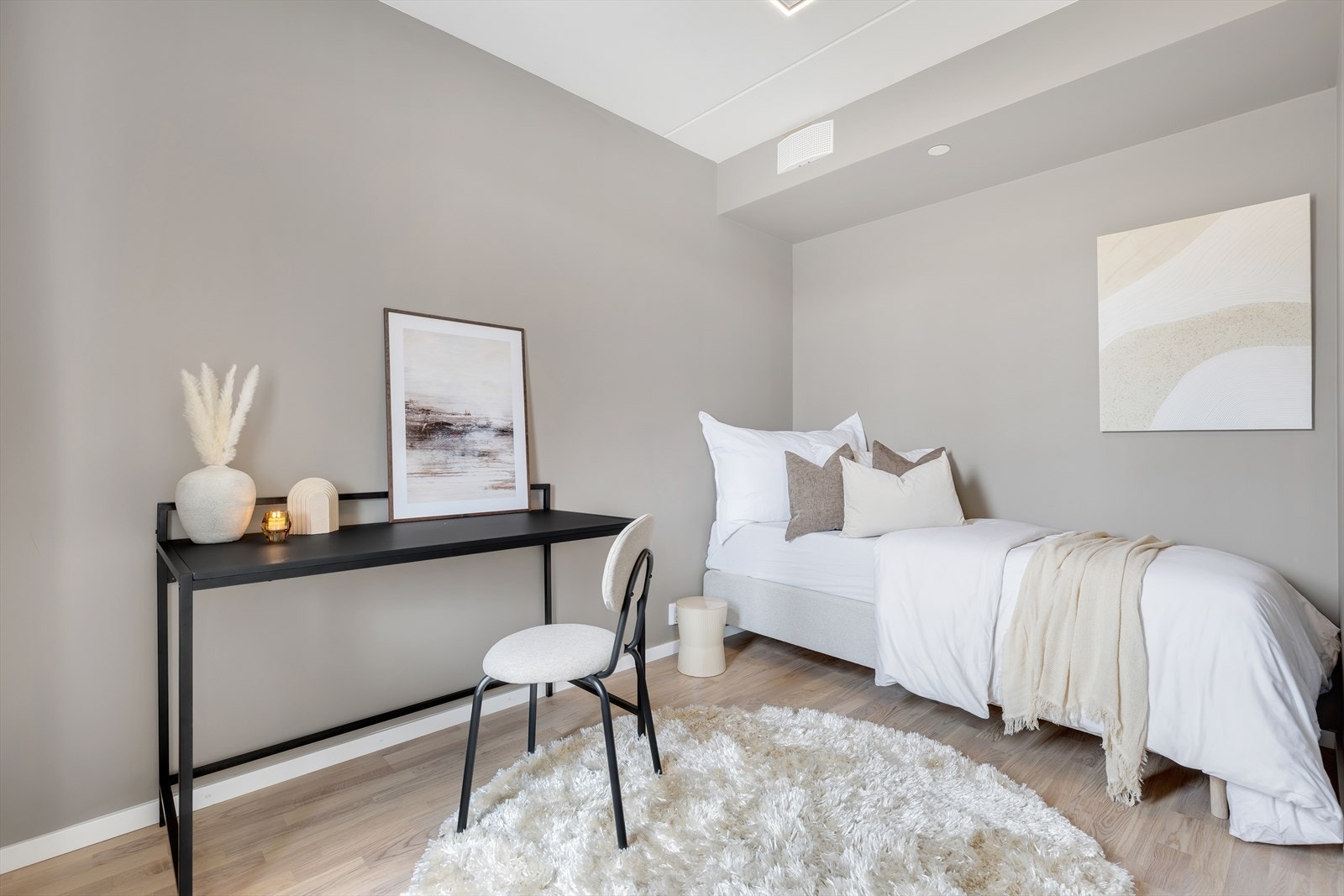 Boligens andre soverom måles opp til 7,5 m², og ble oppmalt i den fine fargetonen "Marrakesh" i 2023. Selger bruker i dag dette rommet som gjesterom, men det egnes like fint som barnerom eller kontorrom. Galleribilde