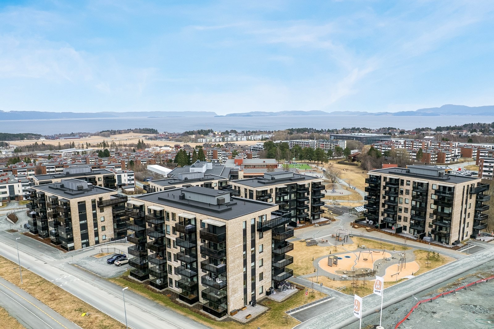 Selger snakker varmt om nabolaget, og legger stor vekt på at det er et hyggelig nabolag, med både unge og eldre. Galleribilde