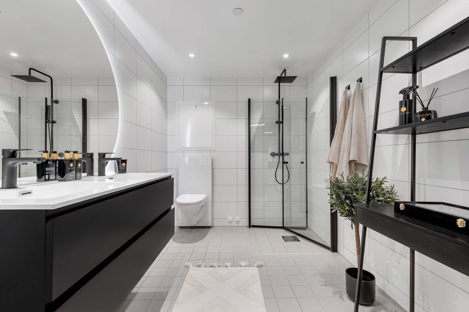 Selger har gjort flere oppgraderinger på baderommet etter ferdigstillelse av leiligheten i 2023. Det er blant annet satt inn ny servant, speil, blandebatteri, regndusj, og nye dusjdører. Det er montert moderne downlights i taket, og behagelig gulvvarme. Galleribilde