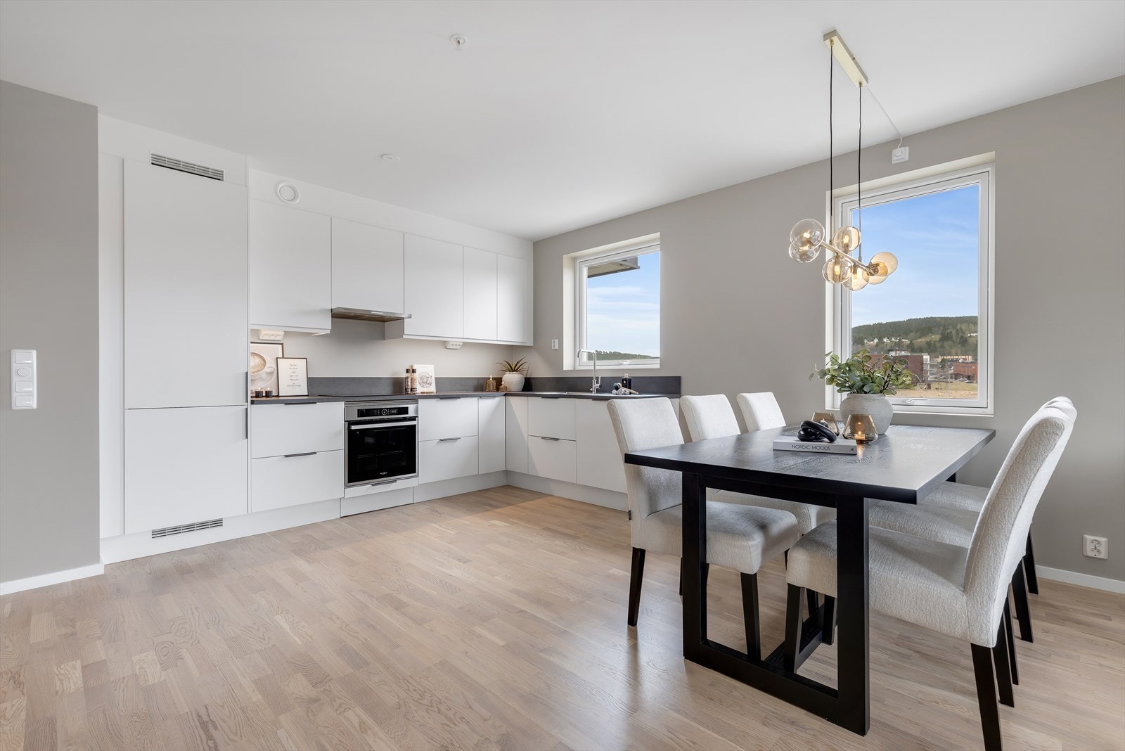 Boligens kjøkken er levert av Marbodal, og har lyse, slette fronter. Kjøkkenet fremstår i god stand, og har fått tilstandsgrad 0 i rapport fra takstmann. Selger har også tidligere tenkt på å sette inn kjøkkenøy for å utnytte den gode plassen. Galleribilde