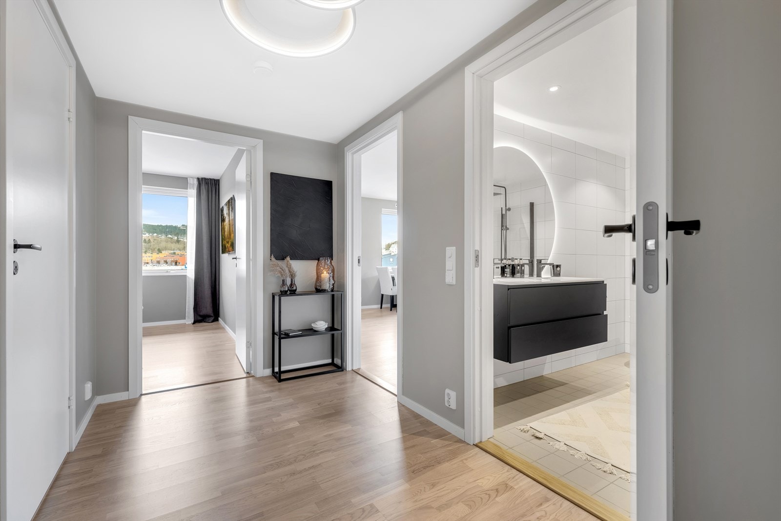 For ekstra lagringsplass disponerer leiligheten en egen bod i kjeller som er oppmålt til 5 m². Her kan det fint lagres dekk, ski, turutstyr etc. Galleribilde