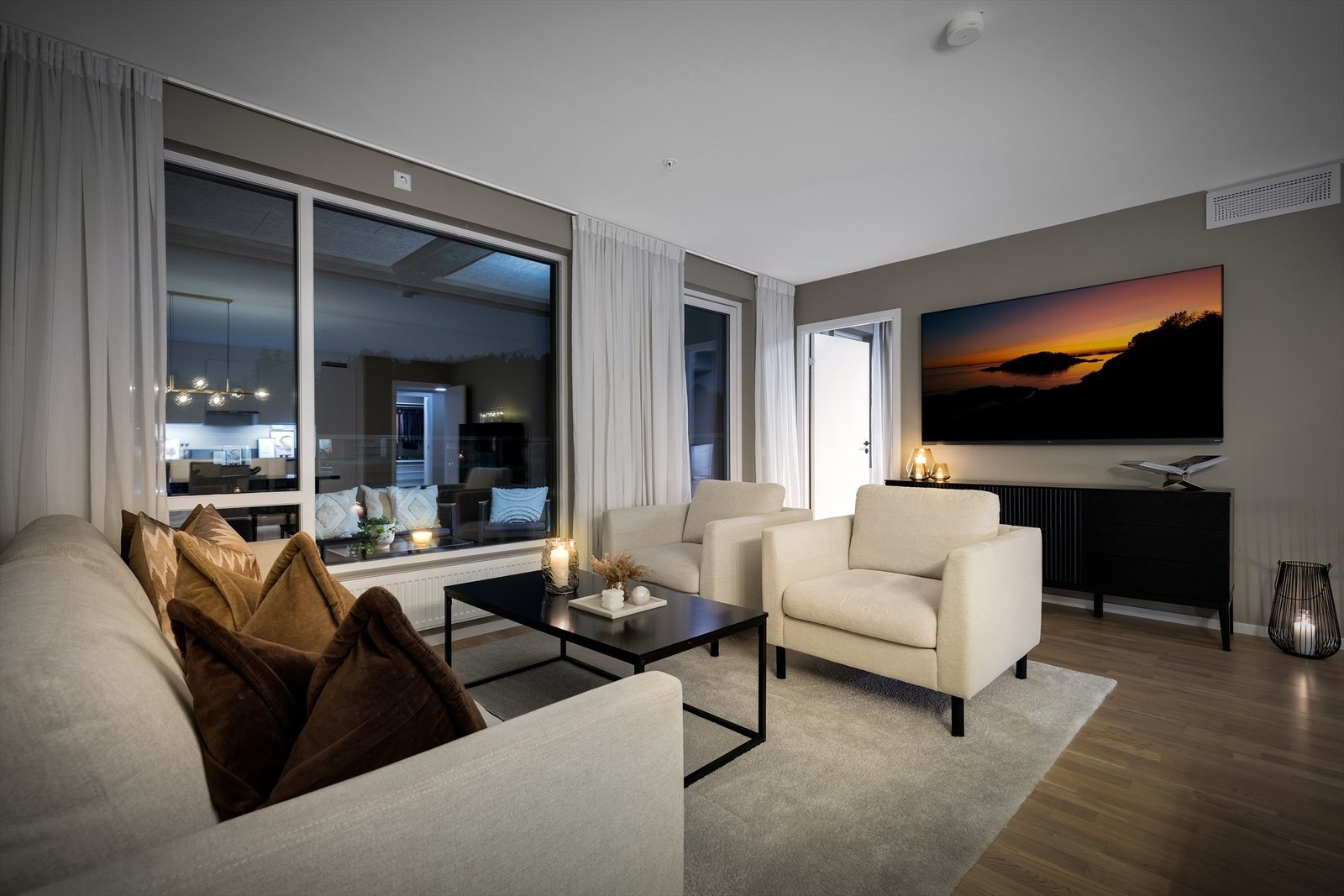 Leiligheten som ble oppført i 2023, medfølger nybygg garanti helt frem til 2028. Dette gjør prosessen trygg og sikker for ny eier som kan flytte direkte inn. Galleribilde