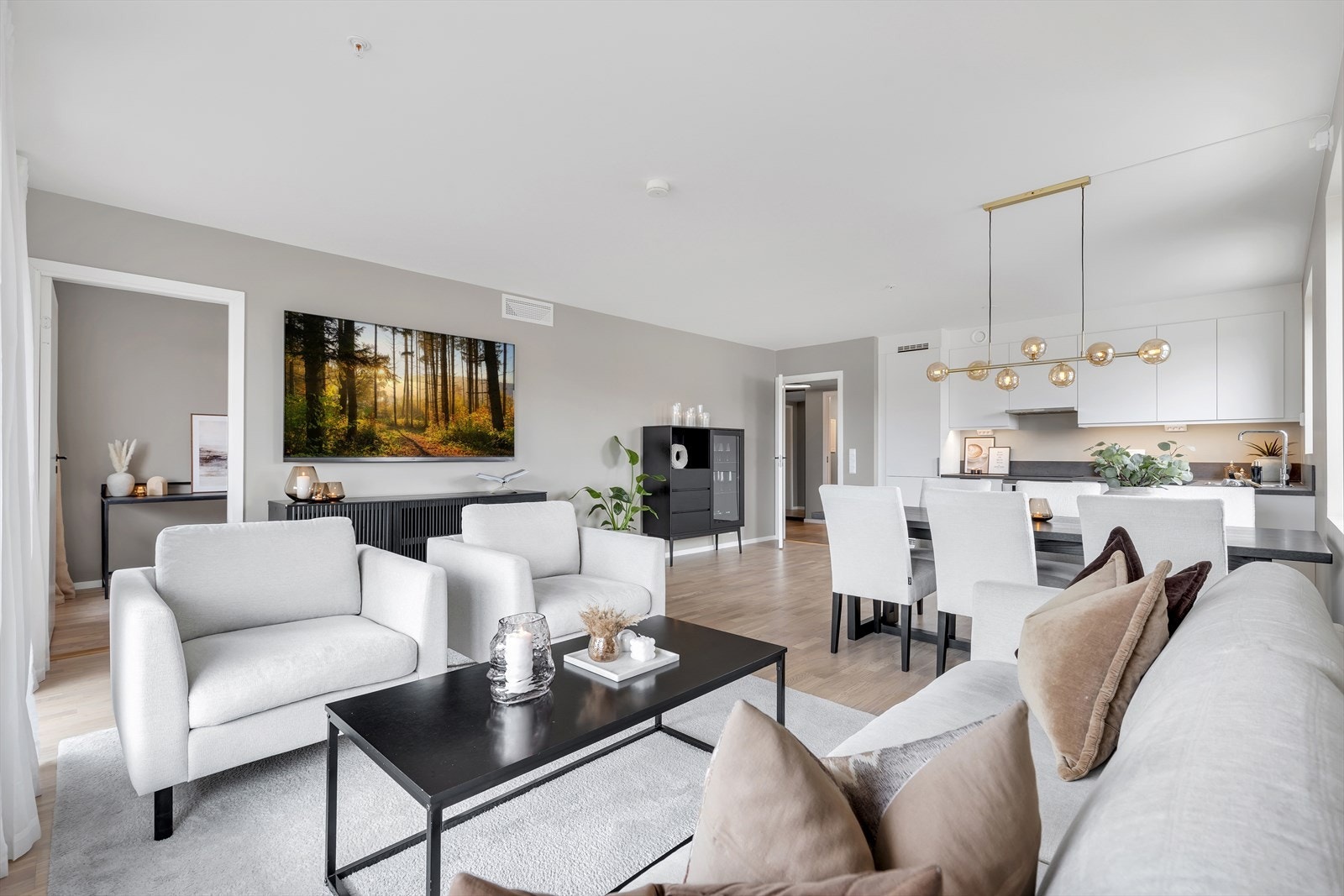 Stuens flotte areal legger til rette for flere møbleringssoner, hvor det fint kan innredes med en koselig sofaseksjon, TV-hjørne, samt spisestue. Galleribilde