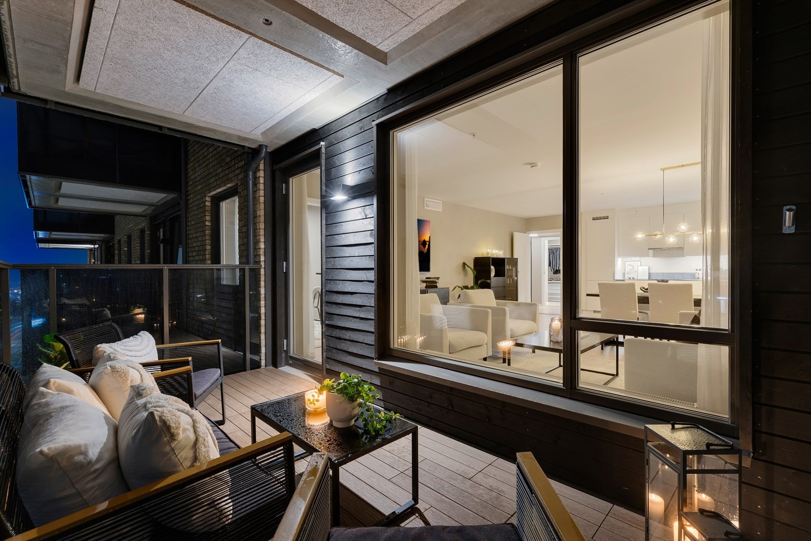 Balkongens flotte utforming gjør det naturlig å møblere med en koselig sittegruppe. Her kan solnedgangen skimtes i rolige omgivelser på sommerstid. Galleribilde