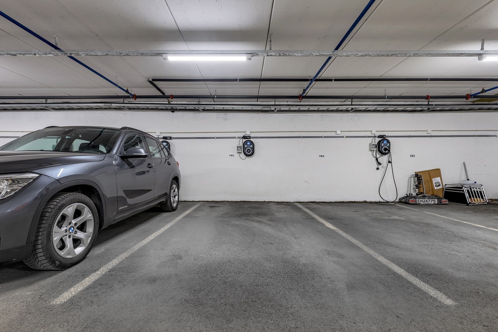 Leiligheten har en fast plass i felles oppvarmet parkeringskjeller. Det er plass nr.185 som hører med boligen, og det er montert elbillader som vil følge handelen. Plassen er i umiddelbar nærhet til heisen og utkjøring. Velkommen til visning! Galleribilde