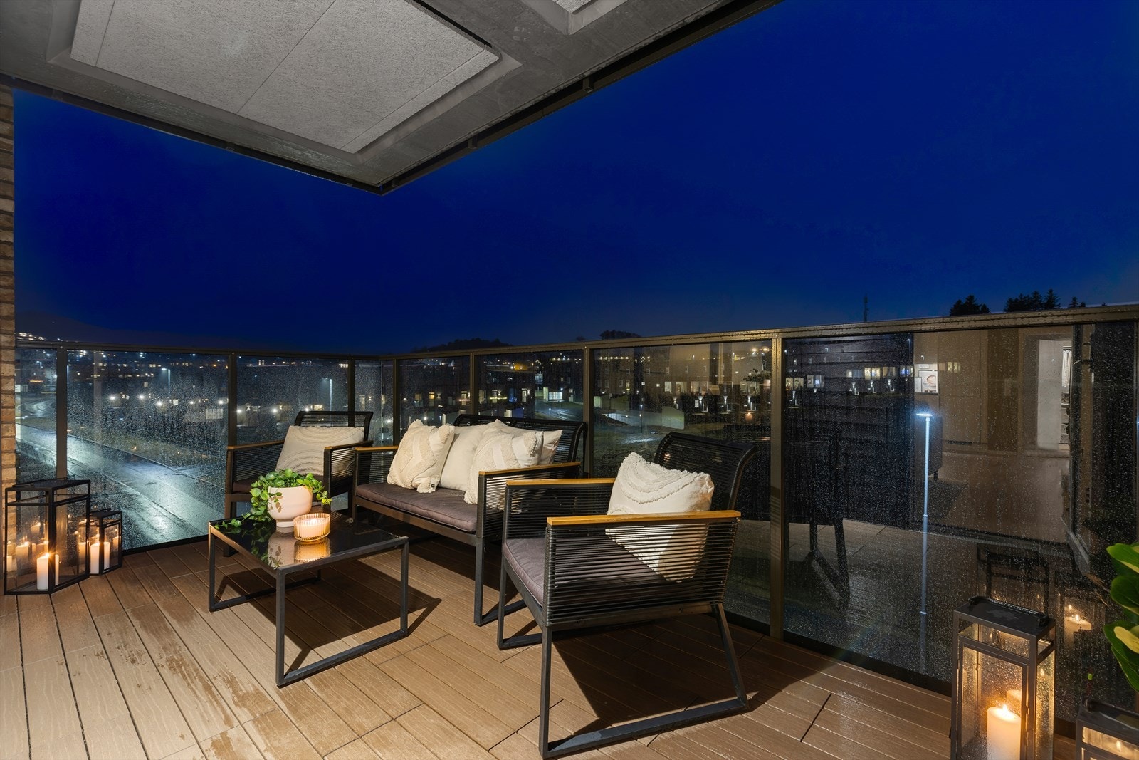 I 2023 oppgraderte nåværende eier balkongen med nye plater på gulv for et mer gjennomført og lunt helhetsinntrykk. Selger opplyser om at det er stikkontakt på balkongen, noe som gjør det mulig å montere terrassevarmer eller elektrisk grill. Galleribilde