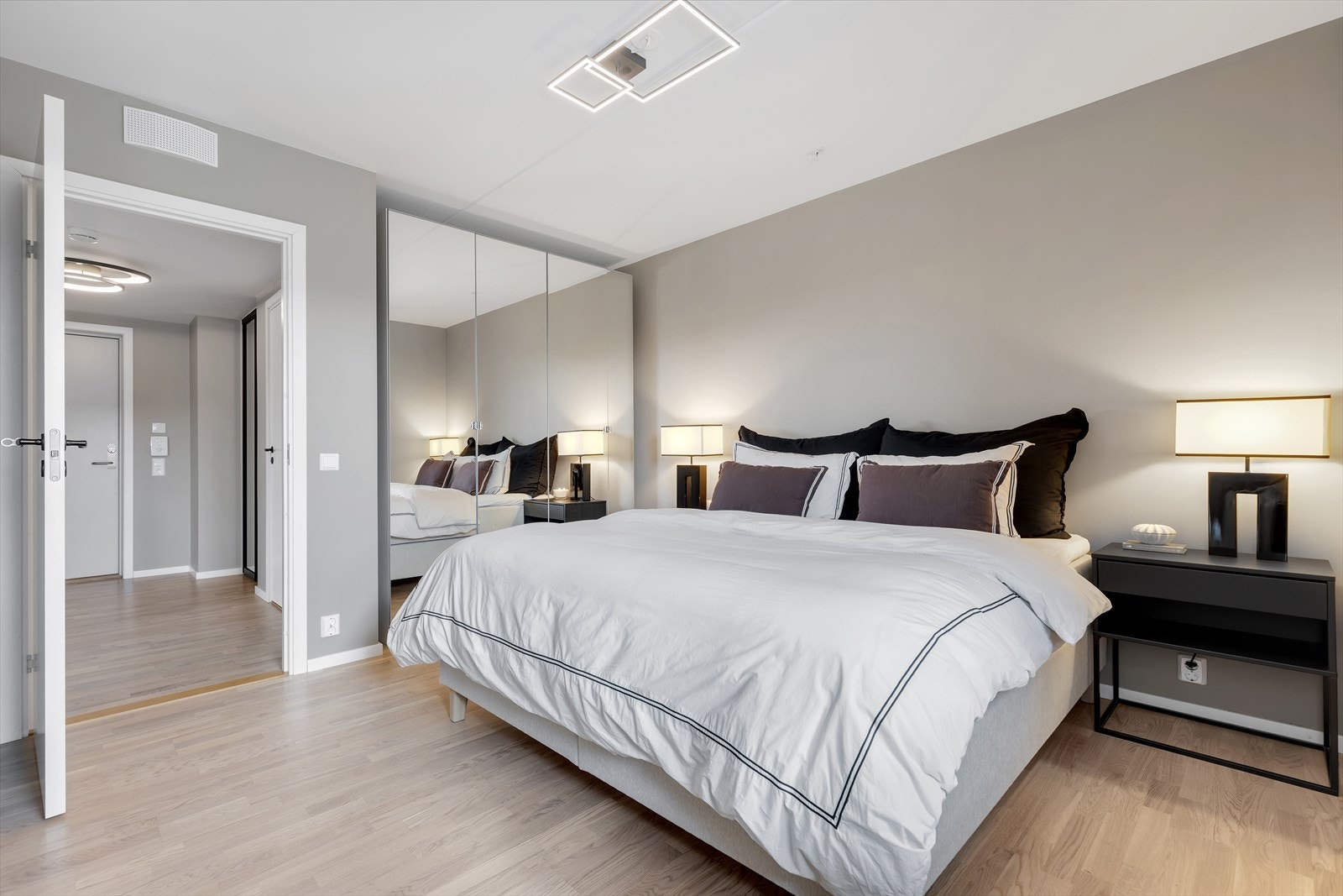 Soverommets gode størrelse legger til rette for gode møbleringsmuligheter, med plass til dobbeltseng, nattbord på begge sider, samt en praktisk garderobeløsning. Denne ble satt inn i 2023, og vil naturligvis følge handelen. Galleribilde