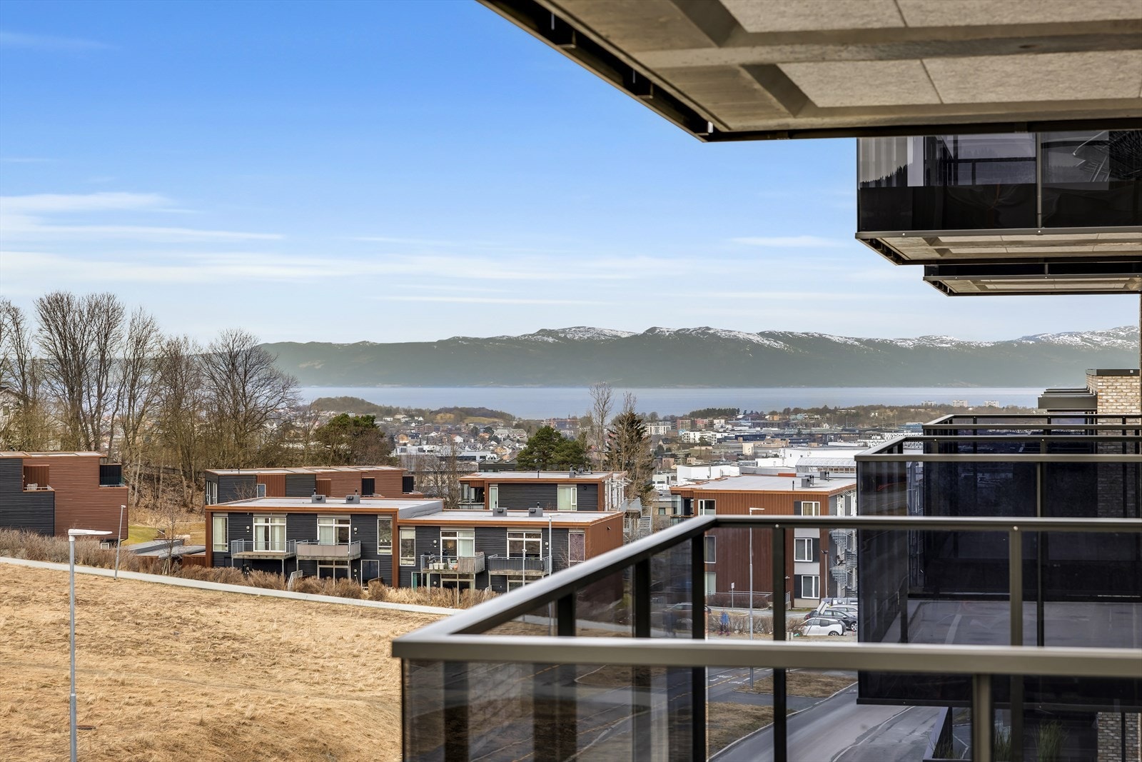 Fra stuen er det direkte utgang til en sørvestvendt og overbygd balkong på 9 m² som enkelt fungerer som en forlengelse av oppholdsrommet. På sommerstid har man gode solforhold fra formiddag til sent på kveld opplyser nåværende eier. Galleribilde