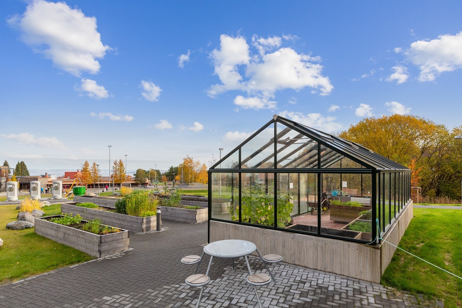 Det er pene opparbeidede grøntarealer i sameiet. Blant annet er det etablert et drivhus som kan benyttes av beboerne. Galleribilde