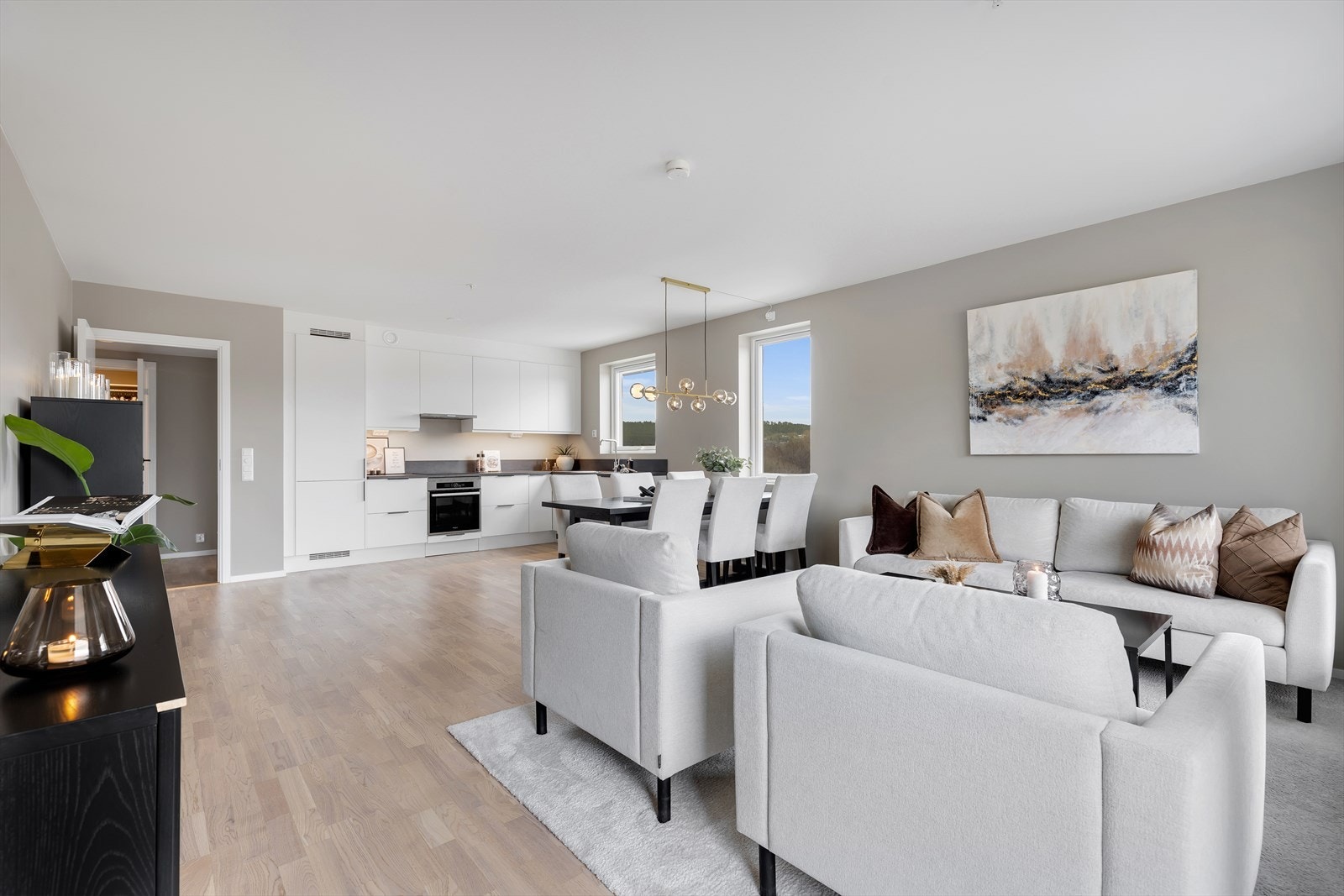 De lave fellesutgiftene inkluderer blant annet oppvarming gjennom fjernvarme. Dette sikrer en lun og behagelig oppvarming av boligen året rundt, og bidrar til mindre strømforbruk og lavere strømkostnader. Galleribilde