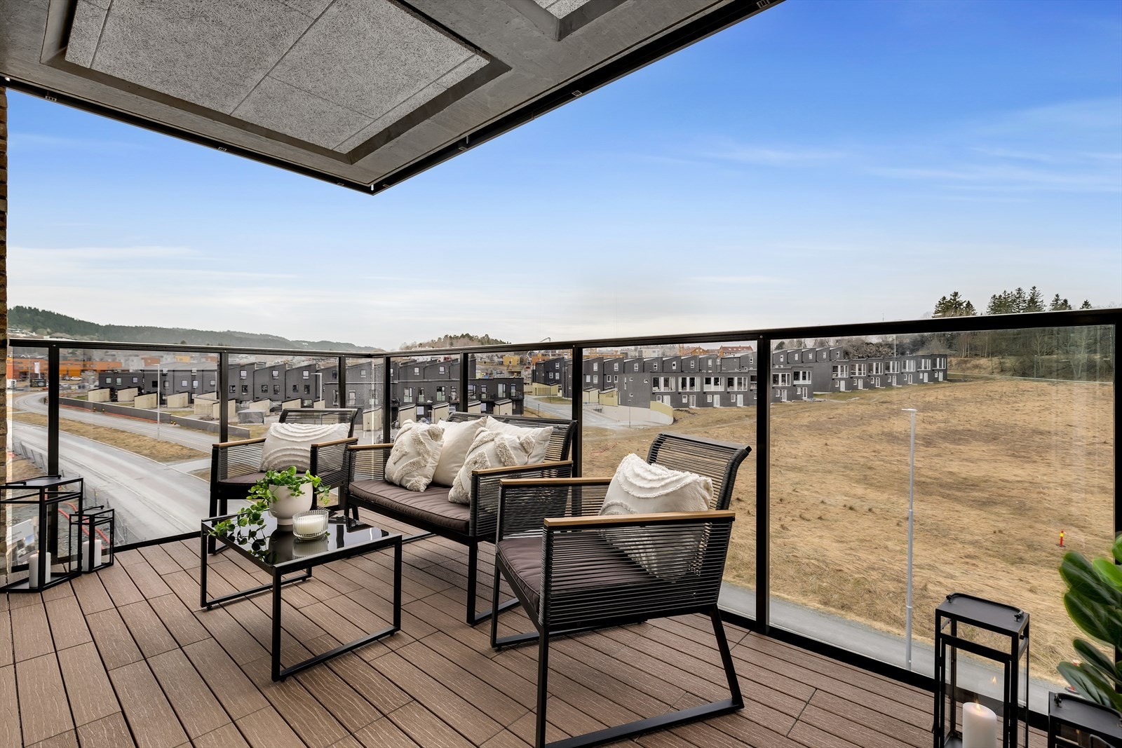 Leiligheten ble oppført i 2023, hvor det medfølger nybygg garanti helt frem til 2028. Boligen fremstår som ny, med gjennomgående god standard. Selger har gjort en rekke oppgraderinger etter ferdigstillelse, blant annet på bad, overflater m.m. Galleribilde