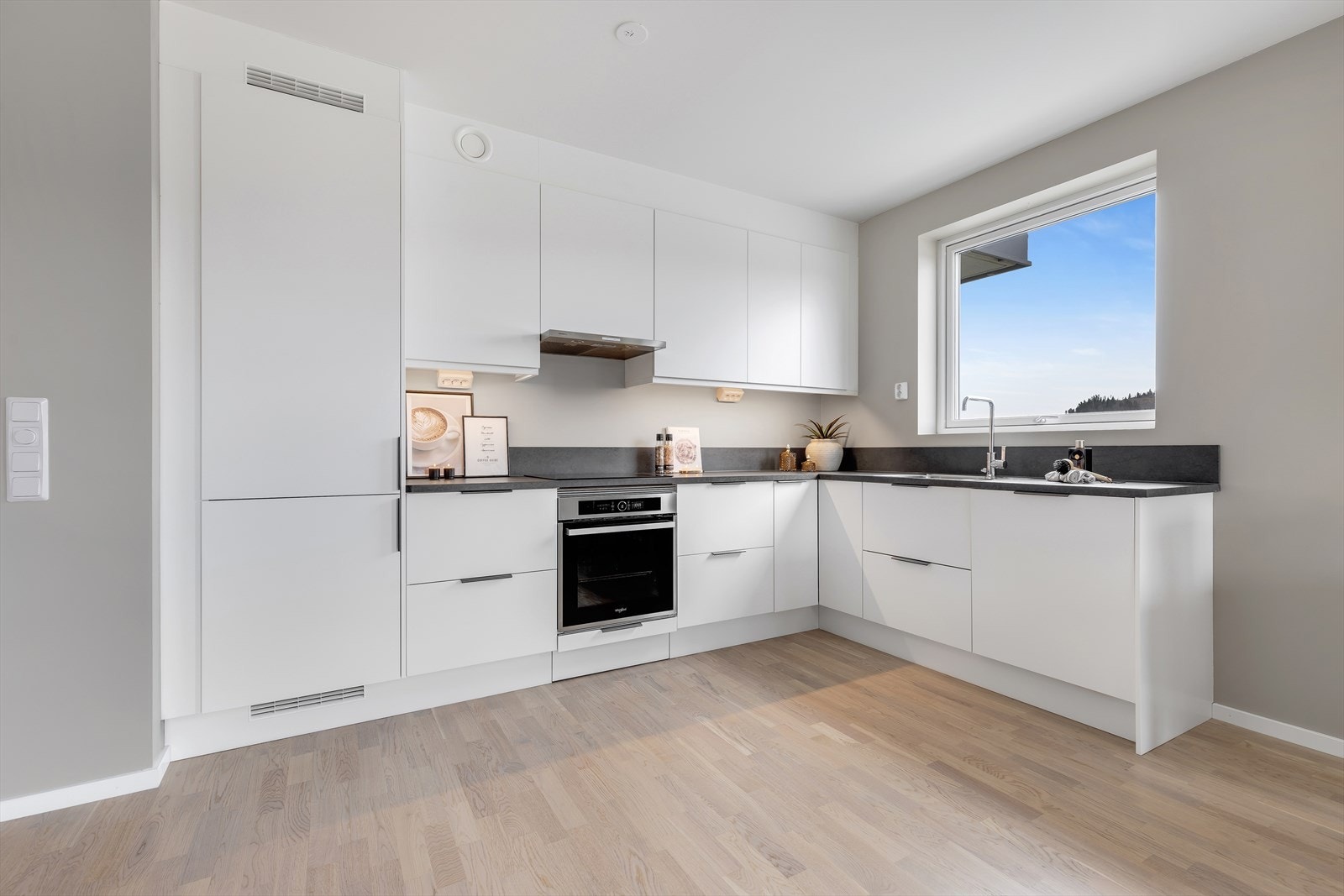 Det er videre integrert platetopp, stekeovn, kjøleskap, fryseskap og oppvaskmaskin. Lekkasjedetektor med vannstoppventil og komfyrvakt over stekesonen. Kjøleskap og stekeovn er levert av Whirlpool. Galleribilde