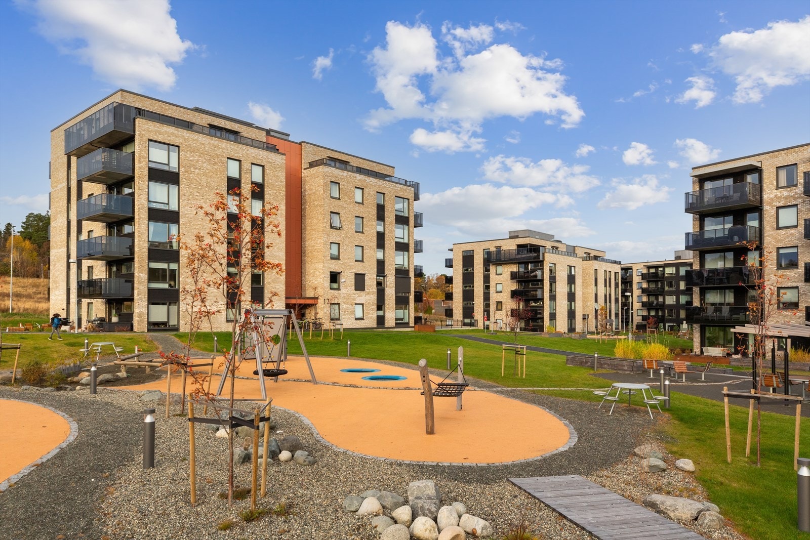 Bonesvegen er et nyetablert nabolag med flotte og grønne fellesareal for både store og små. Det er et sentralt område, med kort vei til metrobuss, flere dagligvarebutikker, Brundalen skole, barnehager, Estenstadmarka, E6 m.m. Galleribilde