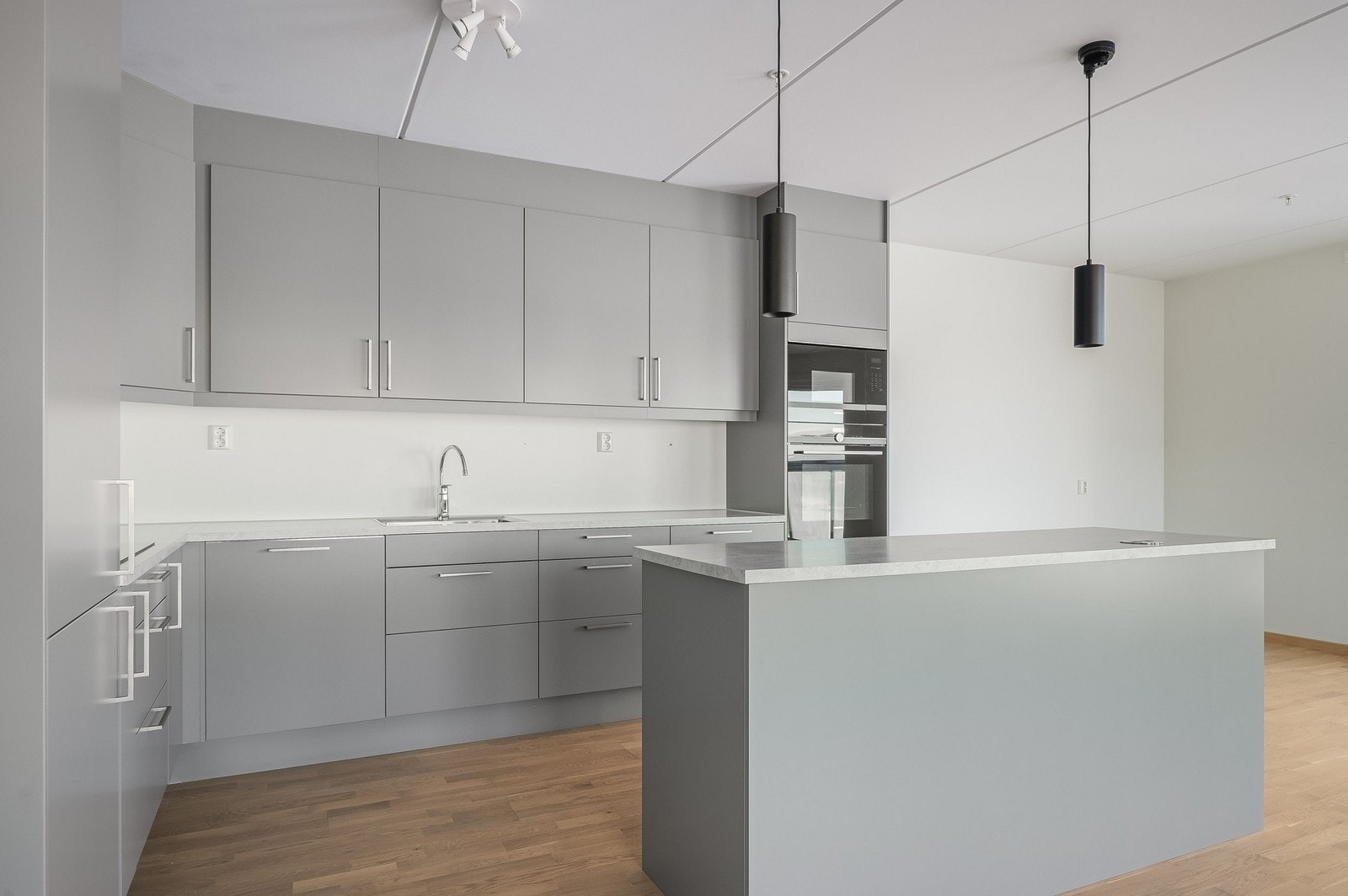 Moderne kjøkken med integrerte hvitevarer. Galleribilde