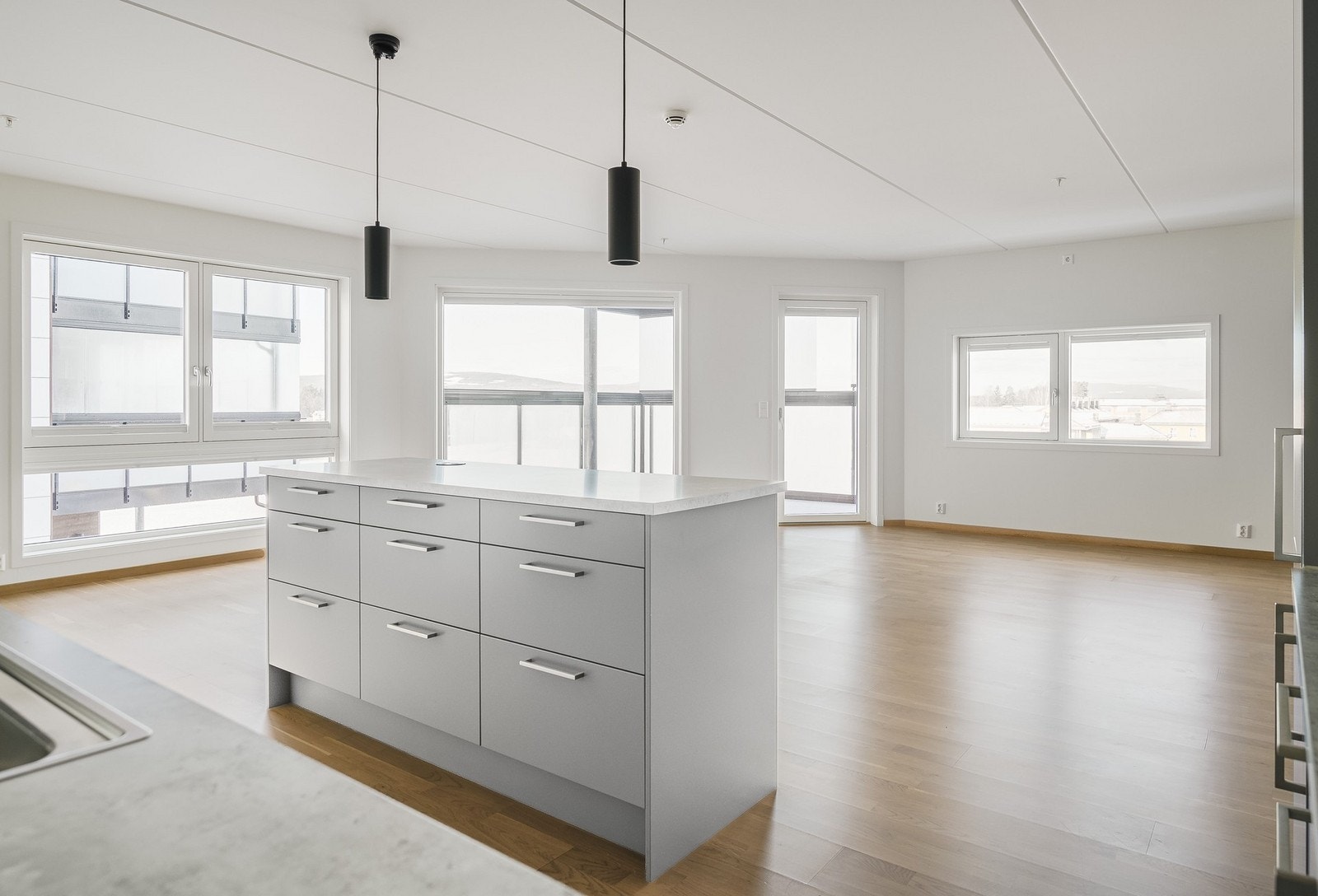 Store vindusflater slipper inn mye naturlig lys. Galleribilde