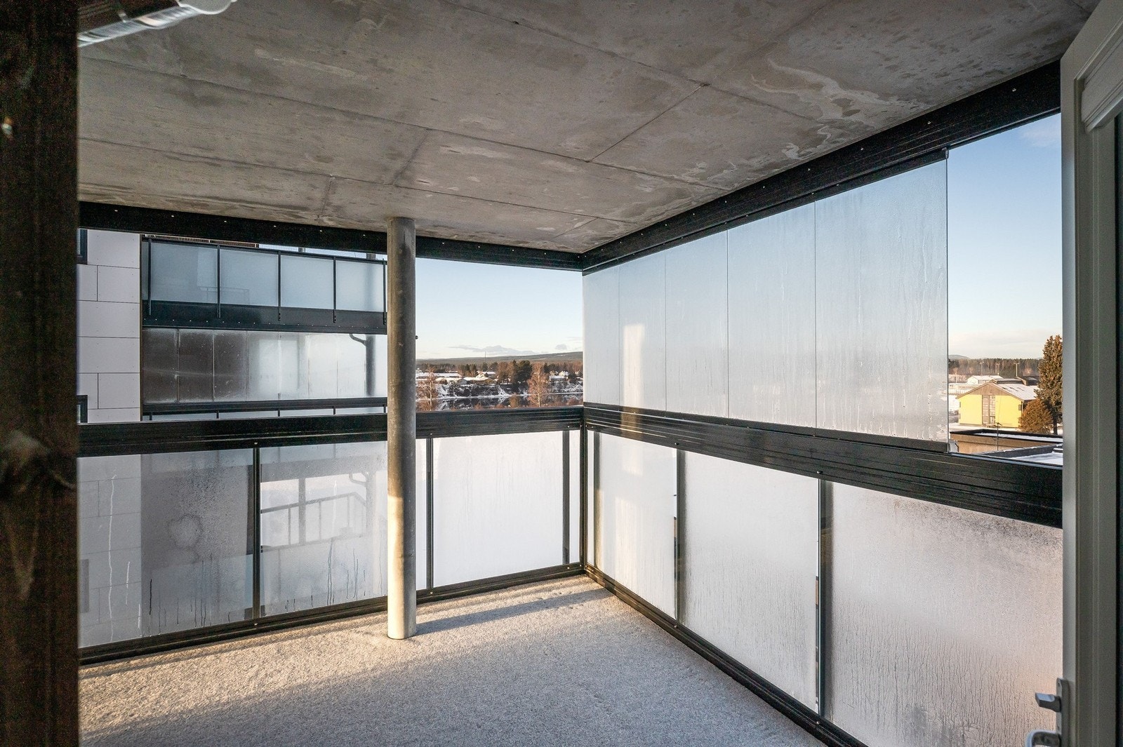 Innglasset balkong ut fra stuen av god størrelse. Galleribilde