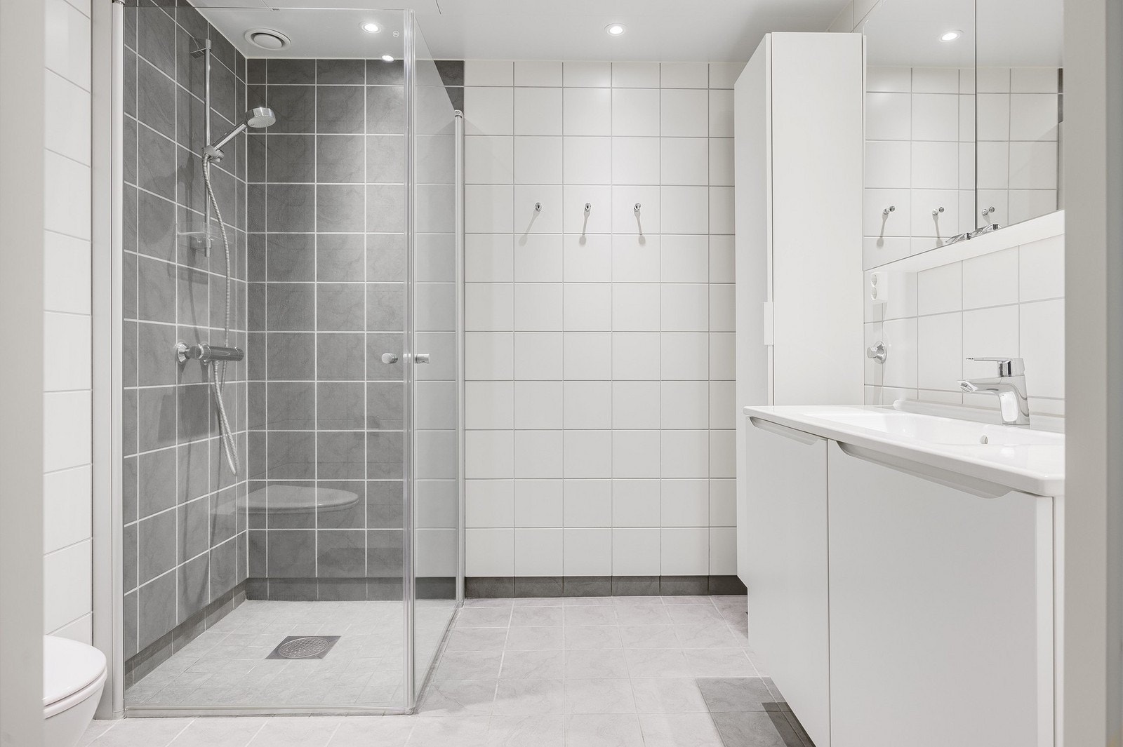 Flislagt bad med moderne innredning. Galleribilde