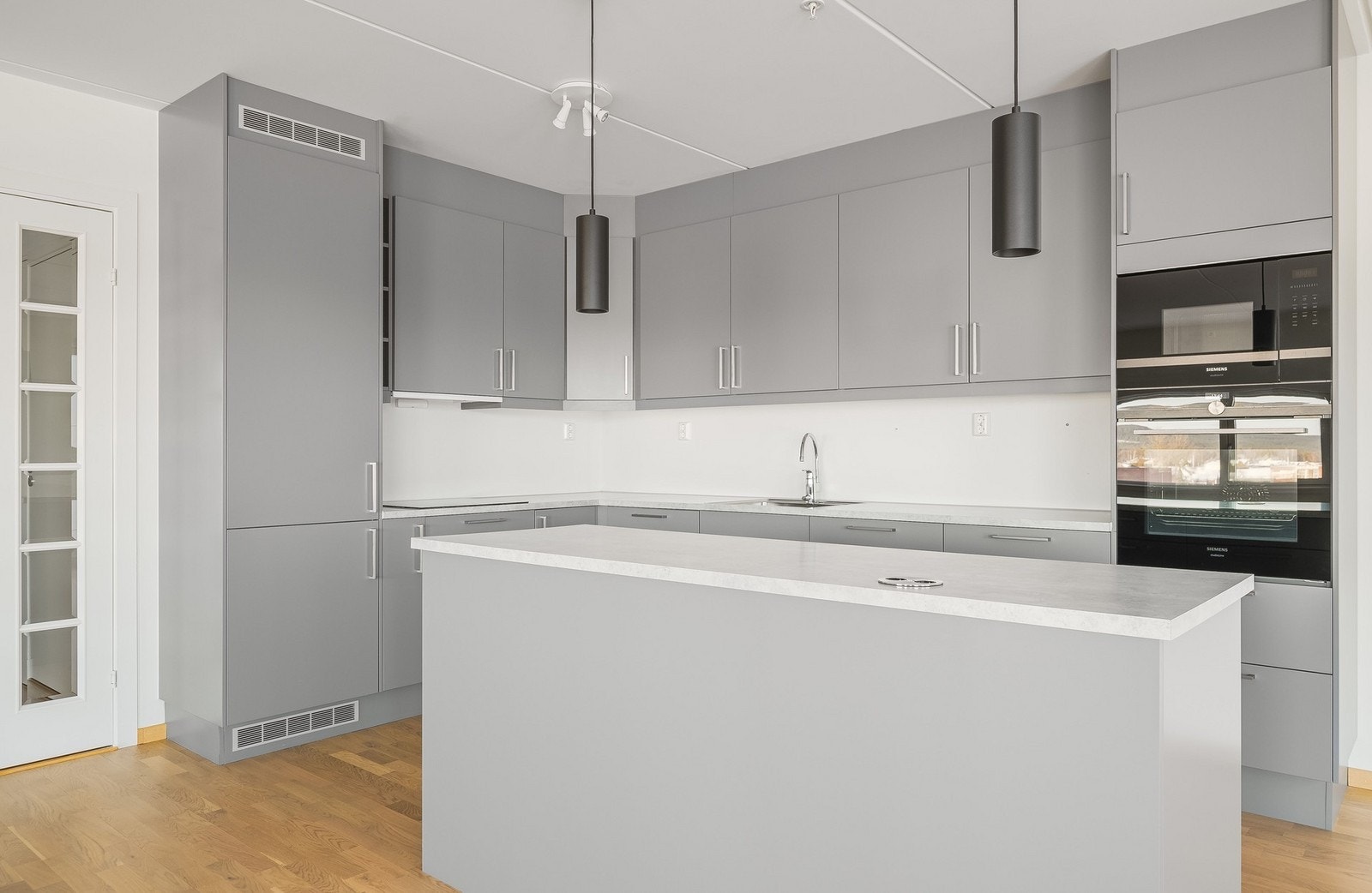 Godt med både skap- og benkeplass, samt kjøkkenøy. Galleribilde