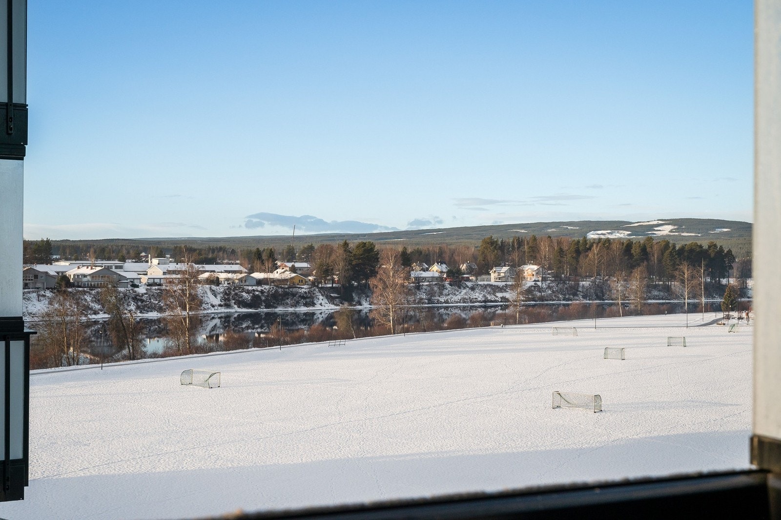 Utsikten fra balkongen mot Glomma og grøntområder. Galleribilde