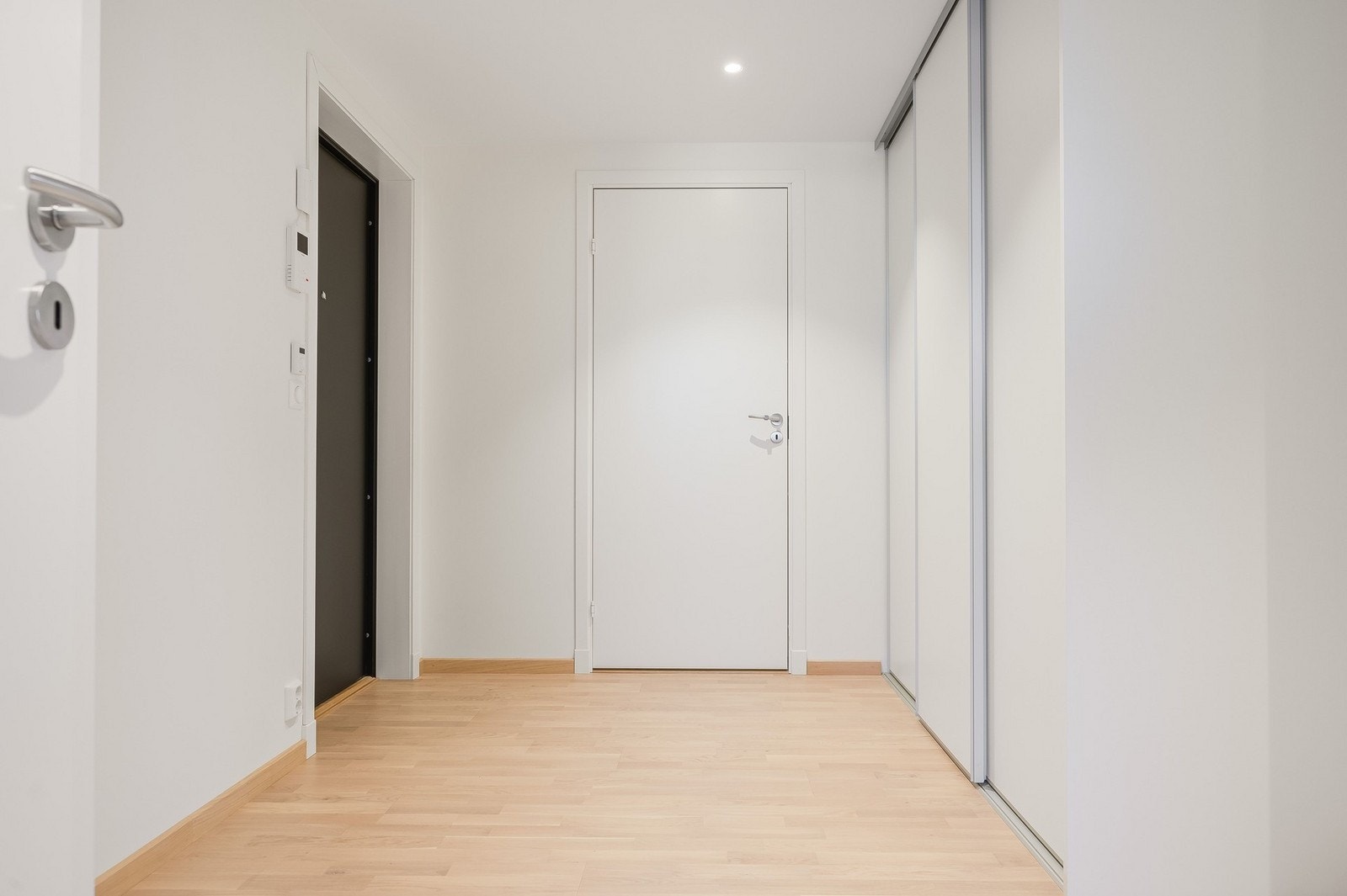 Entréen er lys og har god skyvedørsgarderobe og direkte adkomst til vaskerommet. Galleribilde