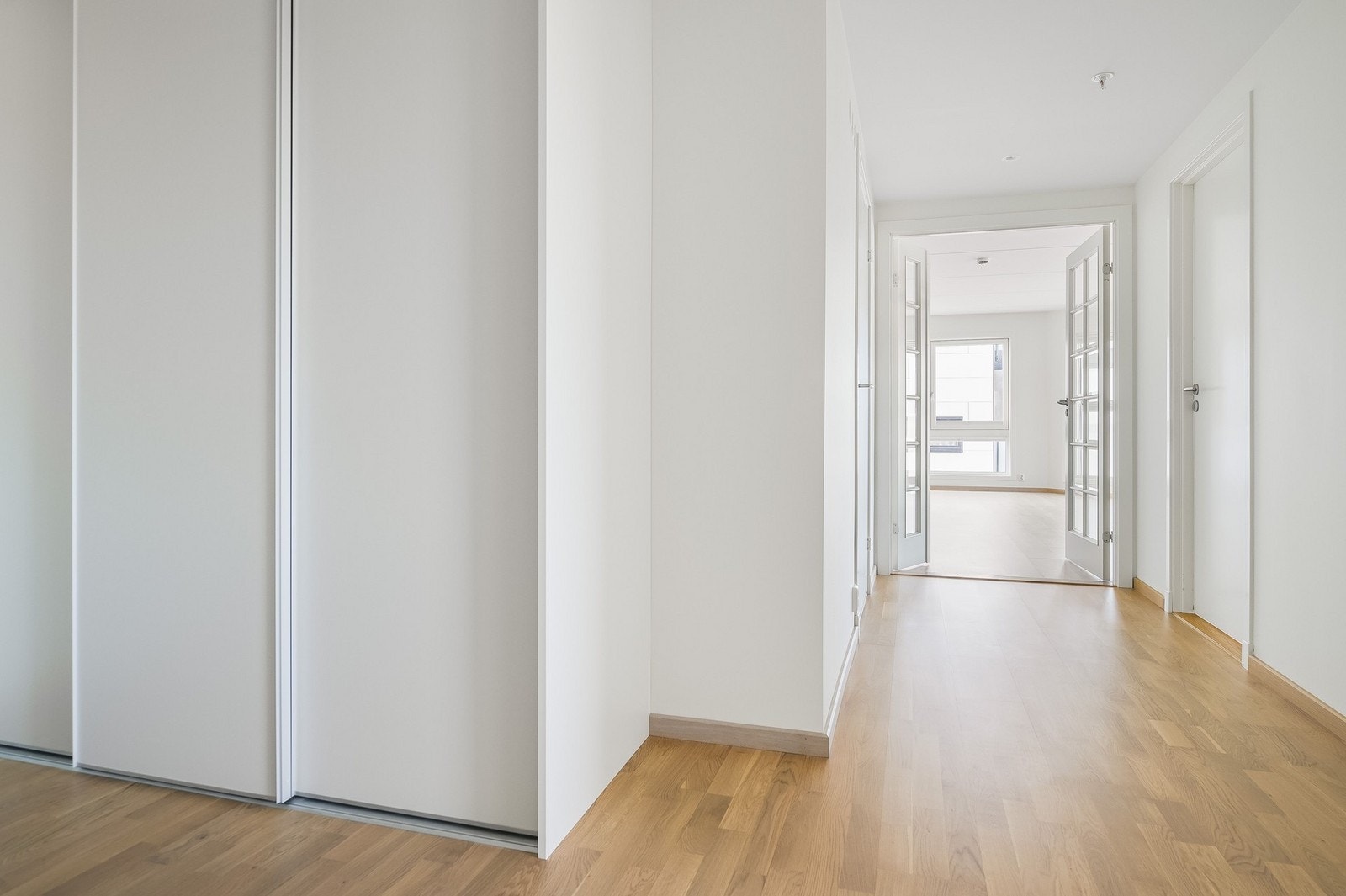 Bred og fin gang til leilighetens soverom, stue-kjøkken og bad. Galleribilde