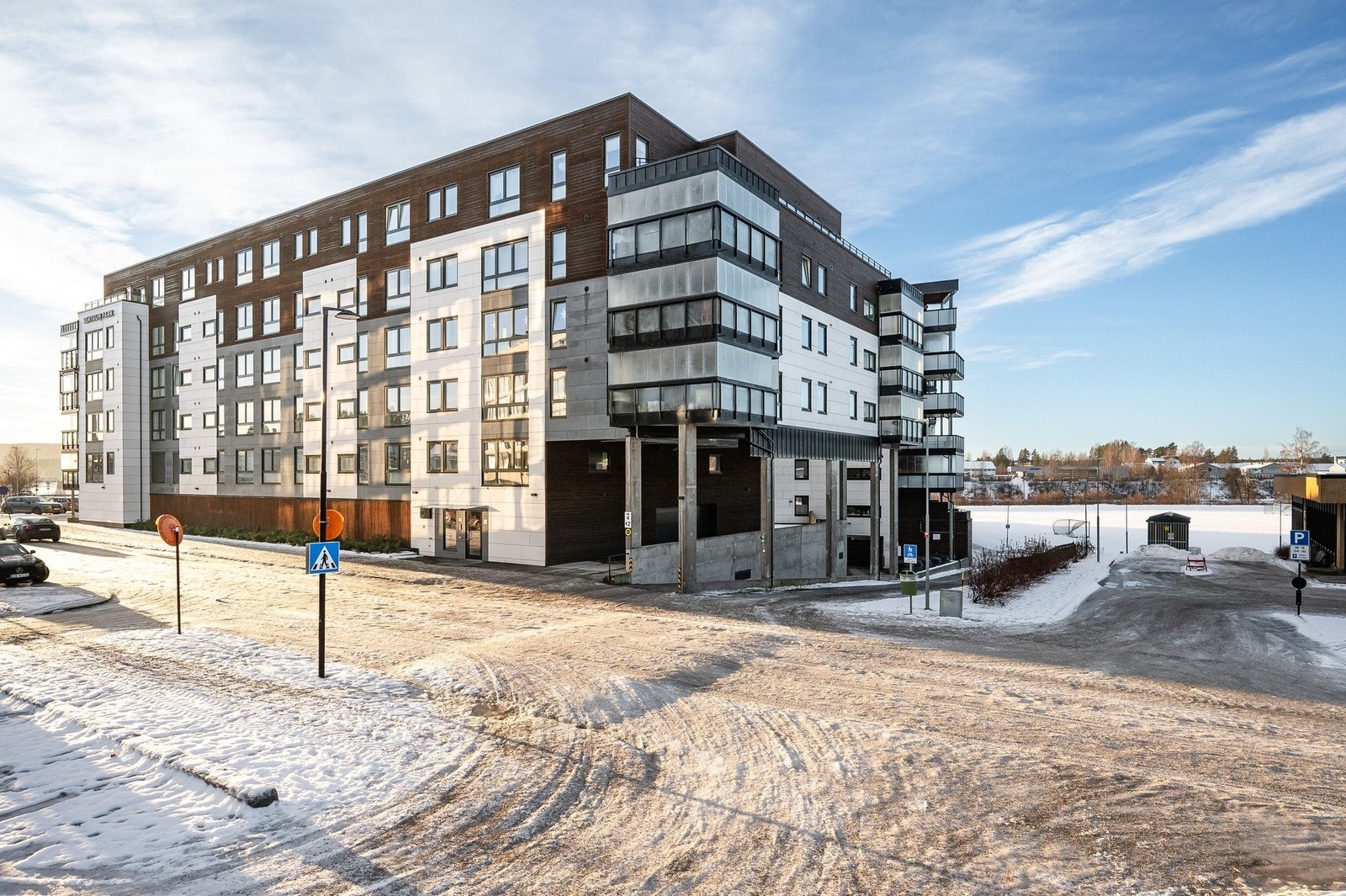 Bygget er fra 2019 og har medfølgende parkeringsplass i kjeller. Galleribilde