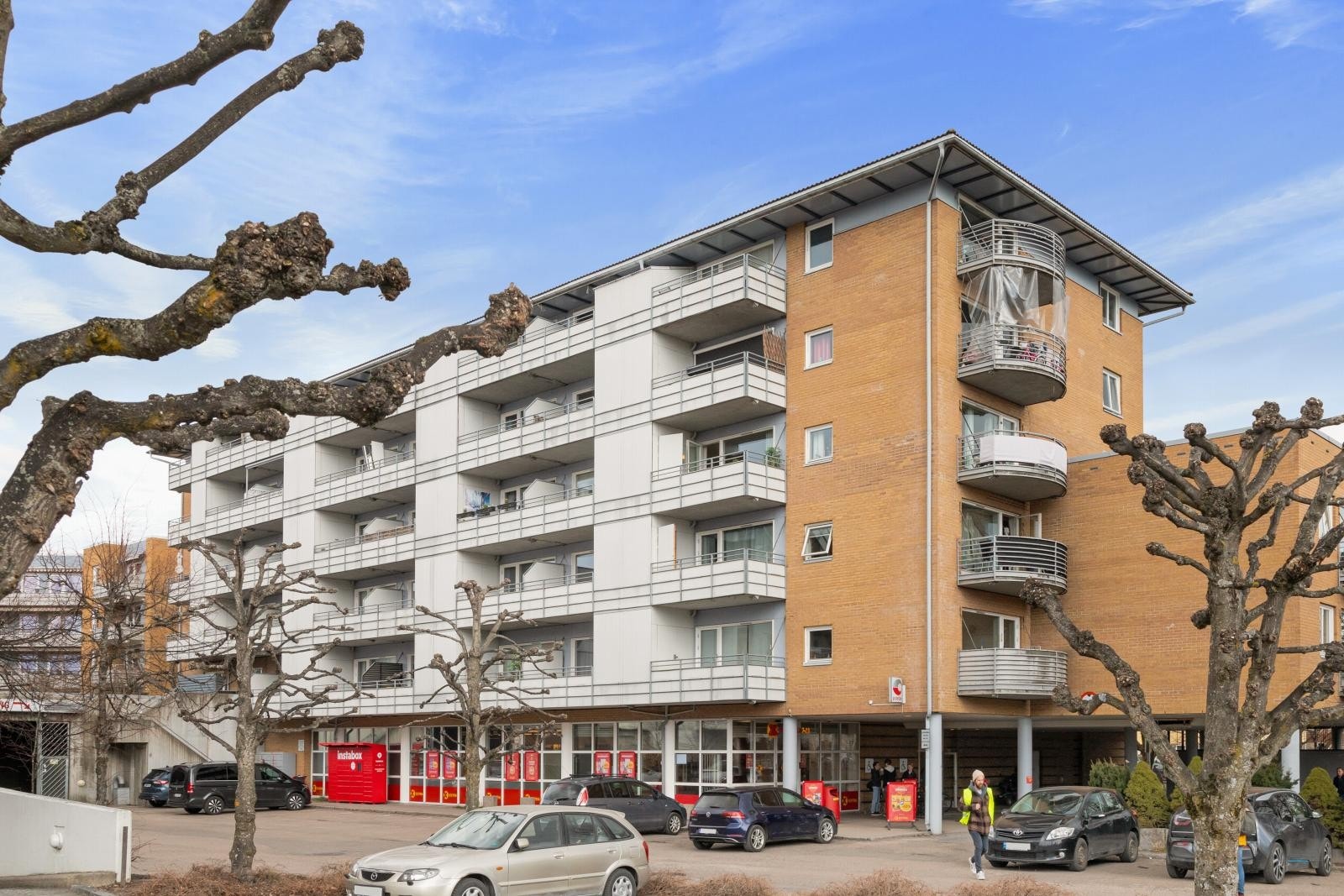 Dagligvarebutikk (Coop Extra med post i butikk) ligger rett ved, og det er kort vei til Røa senter og Røa Torg. Galleribilde