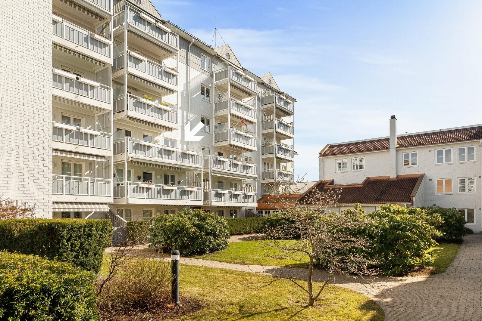 Velkommen til en lys 2-roms seniorboliger med utsyn mot sameiets grønne atrium. Galleribilde