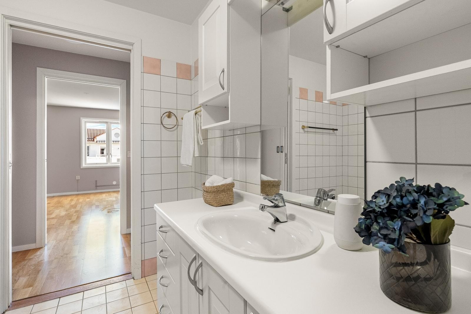 Badet er utstyrt med servantinnredning og speil med overlys. Galleribilde