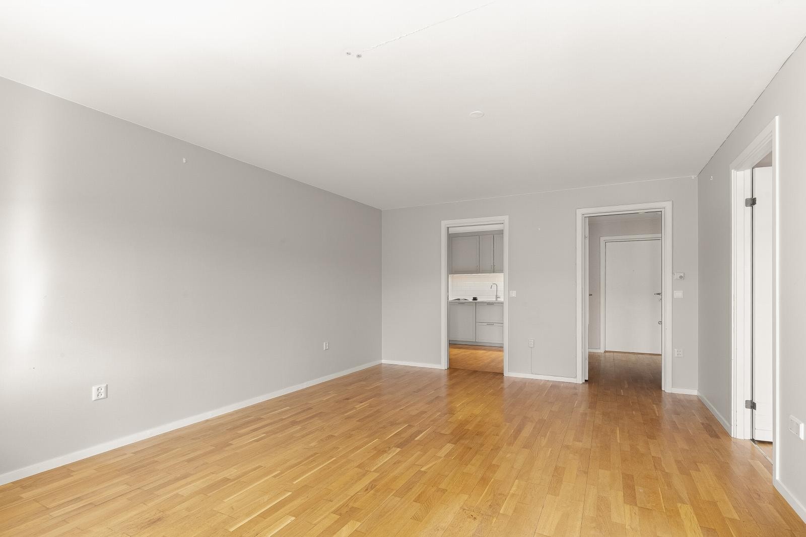 Stuen har plass til både sofagruppe og spisebord. Galleribilde