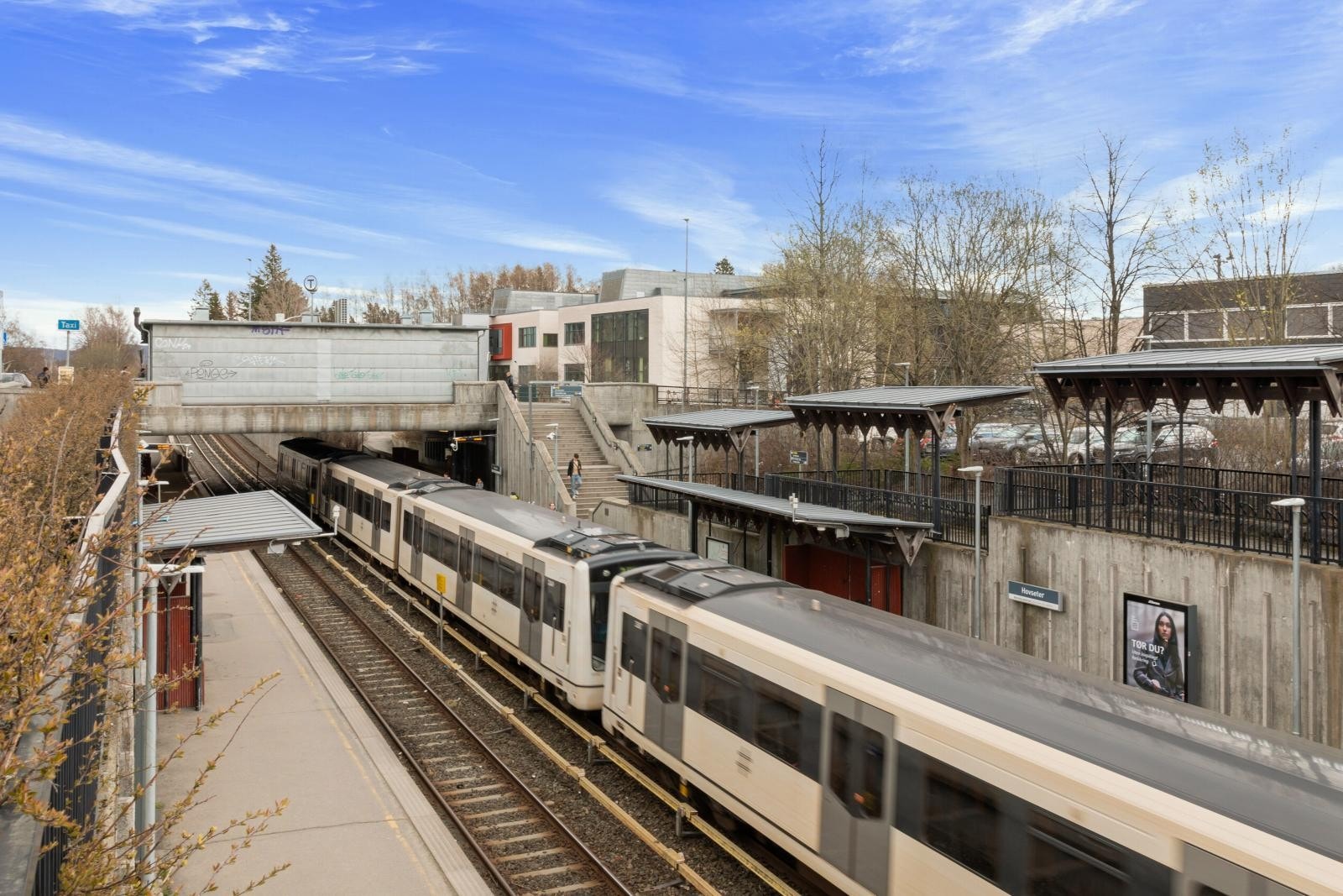 Offentlig transport er lett tilgjengelig, med kun ca. 100 meter til Hovseter T-banestasjon. Herfra tar det bare 9 minutter til Majorstuen og kort tid videre til sentrum. Galleribilde