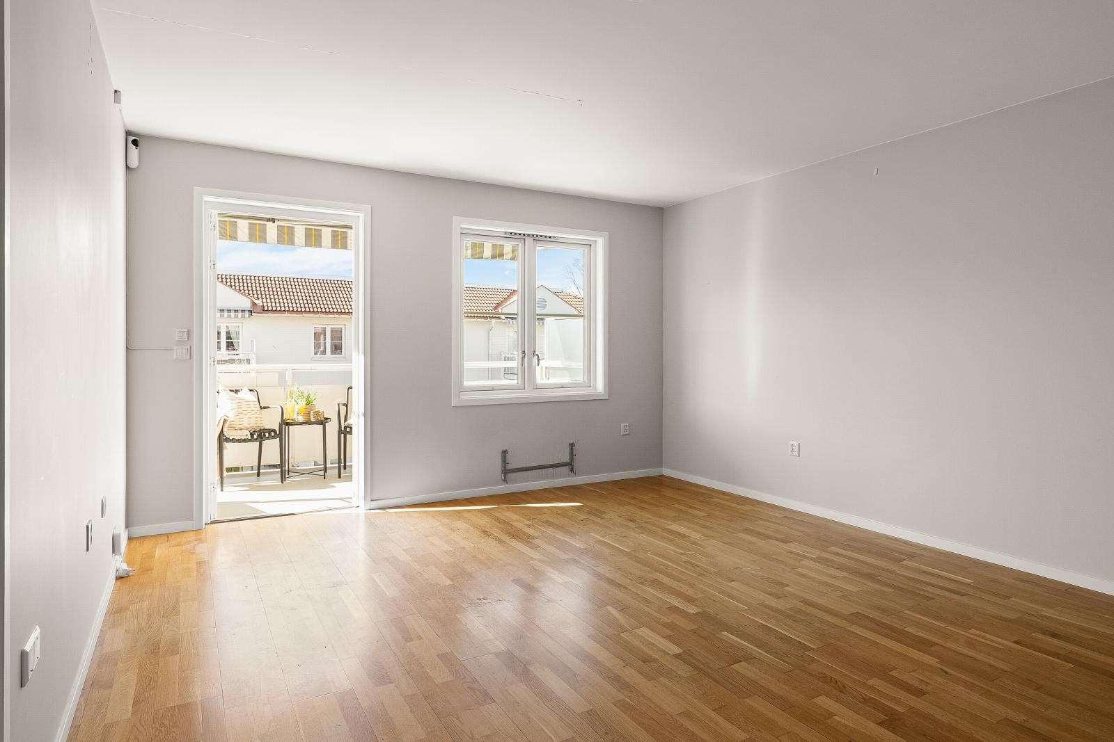 Lys stue med store vindusflater og utgang til vestvendt balkong. Galleribilde
