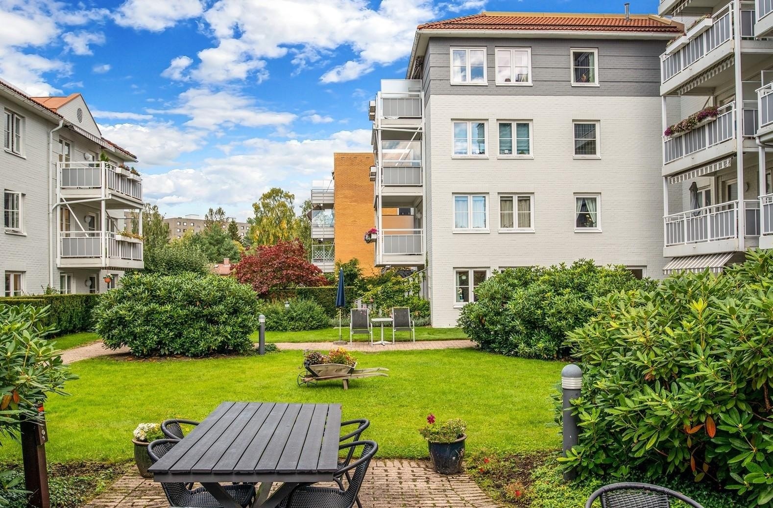 Sameiet har en pent opparbeidet felles atriumshage Beboerne har tilgang til hyggelige sittegrupper ute, blant blomster og frukttrær. Galleribilde