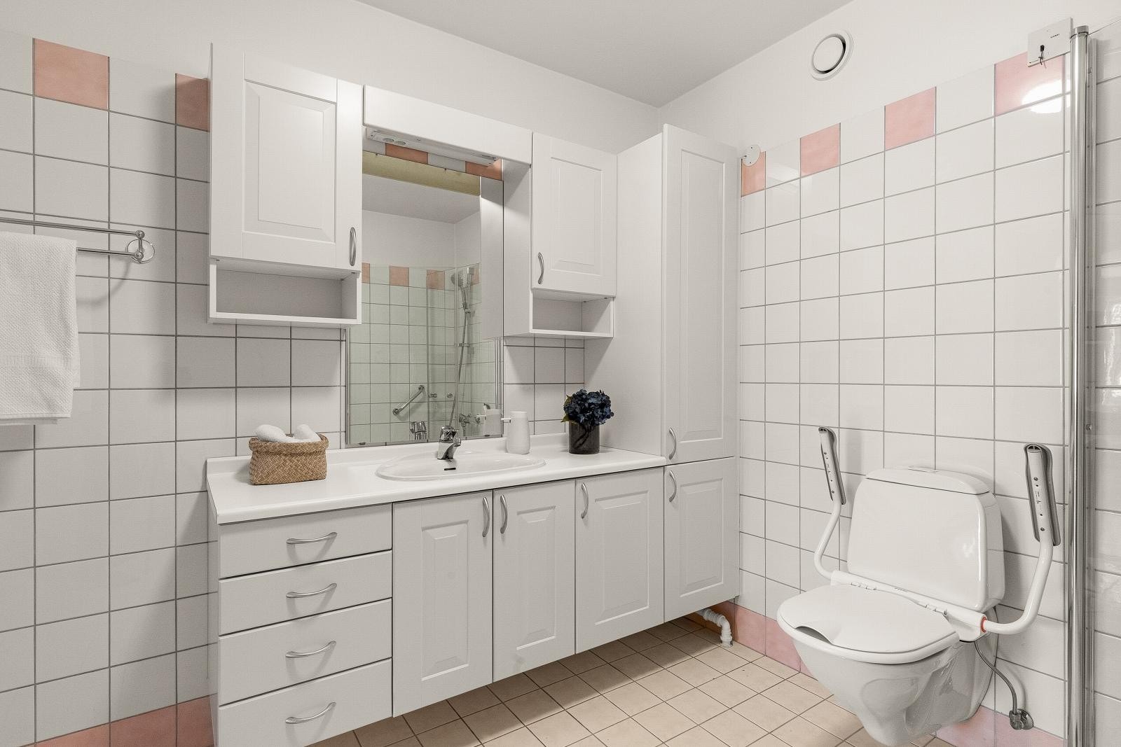 Badet har standard fra byggeperioden. Når badet, byggeteknisk, har standard fra før teknisk forskrift 1997 settes TG 3 automatisk. Galleribilde