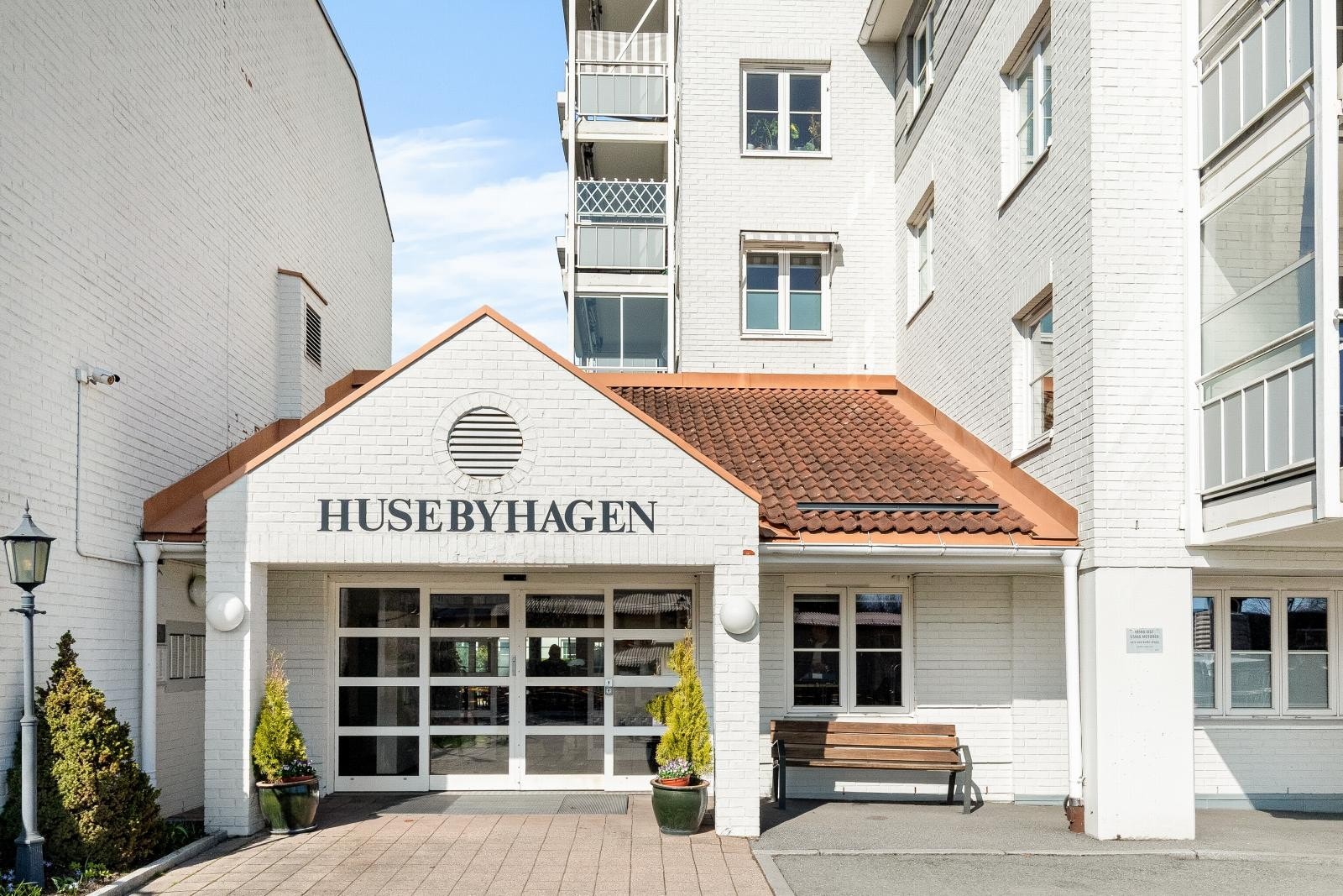 Sameiet Husebyhagen Seniorboliger i Oslo består av 78 eierseksjoner. Sameiet har en egen daglig leder med kontor ved hovedinngangen. Galleribilde