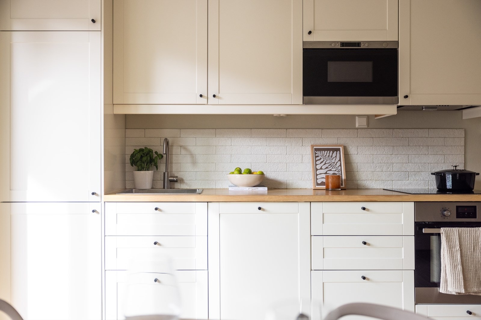 Videre er kjøkkenet utstyrt med integrert platetopp, stekeovn, oppvaskmaskin og kjøl/ fryseskap. Galleribilde