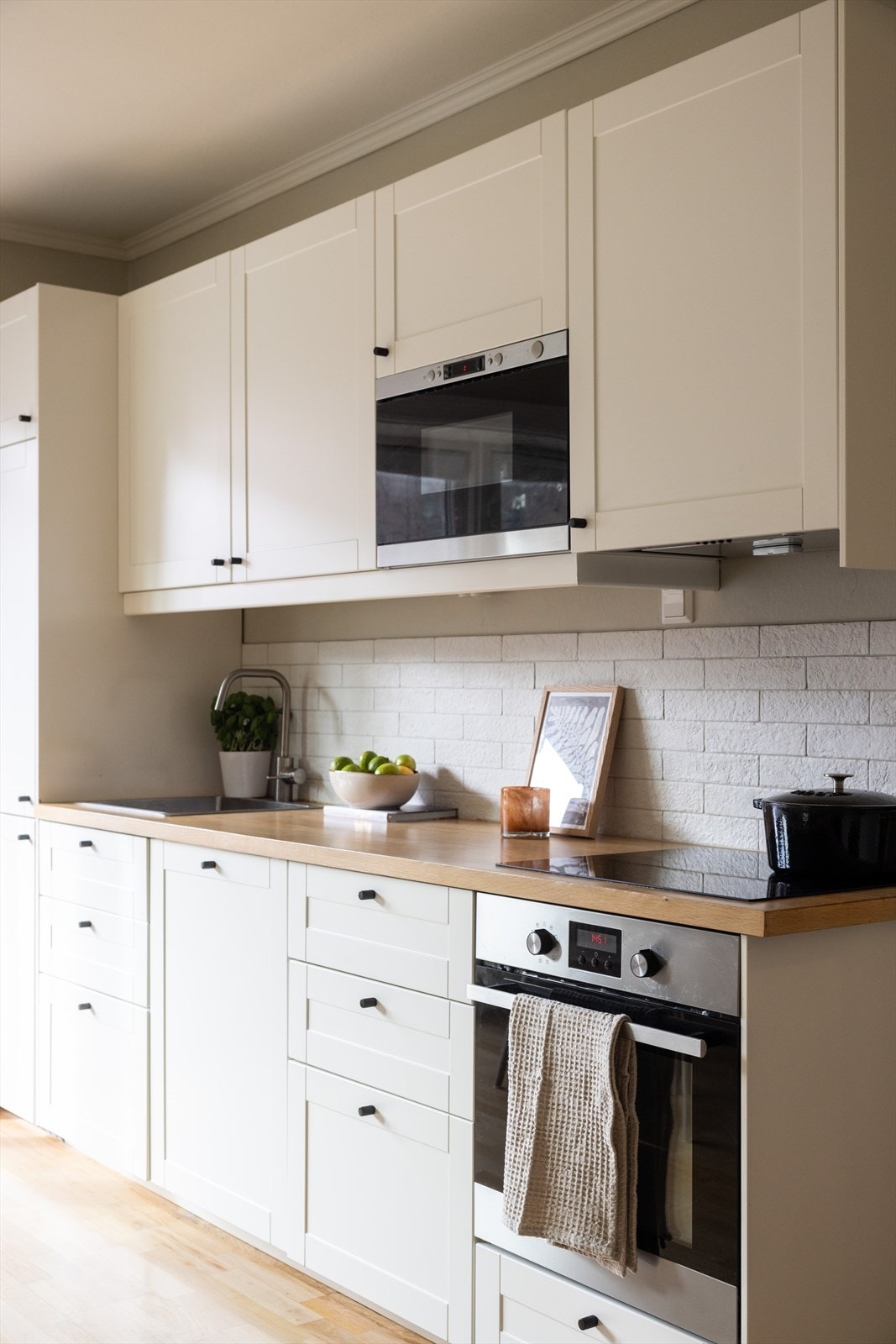 Kjøkkenet er tilpasset på en god måte med rikelig skap- og benkeplass. Galleribilde