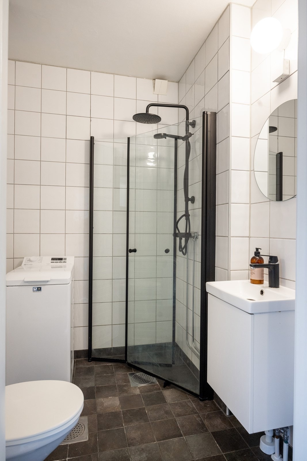 Pent baderom med elektrisk gulvvarme. Galleribilde