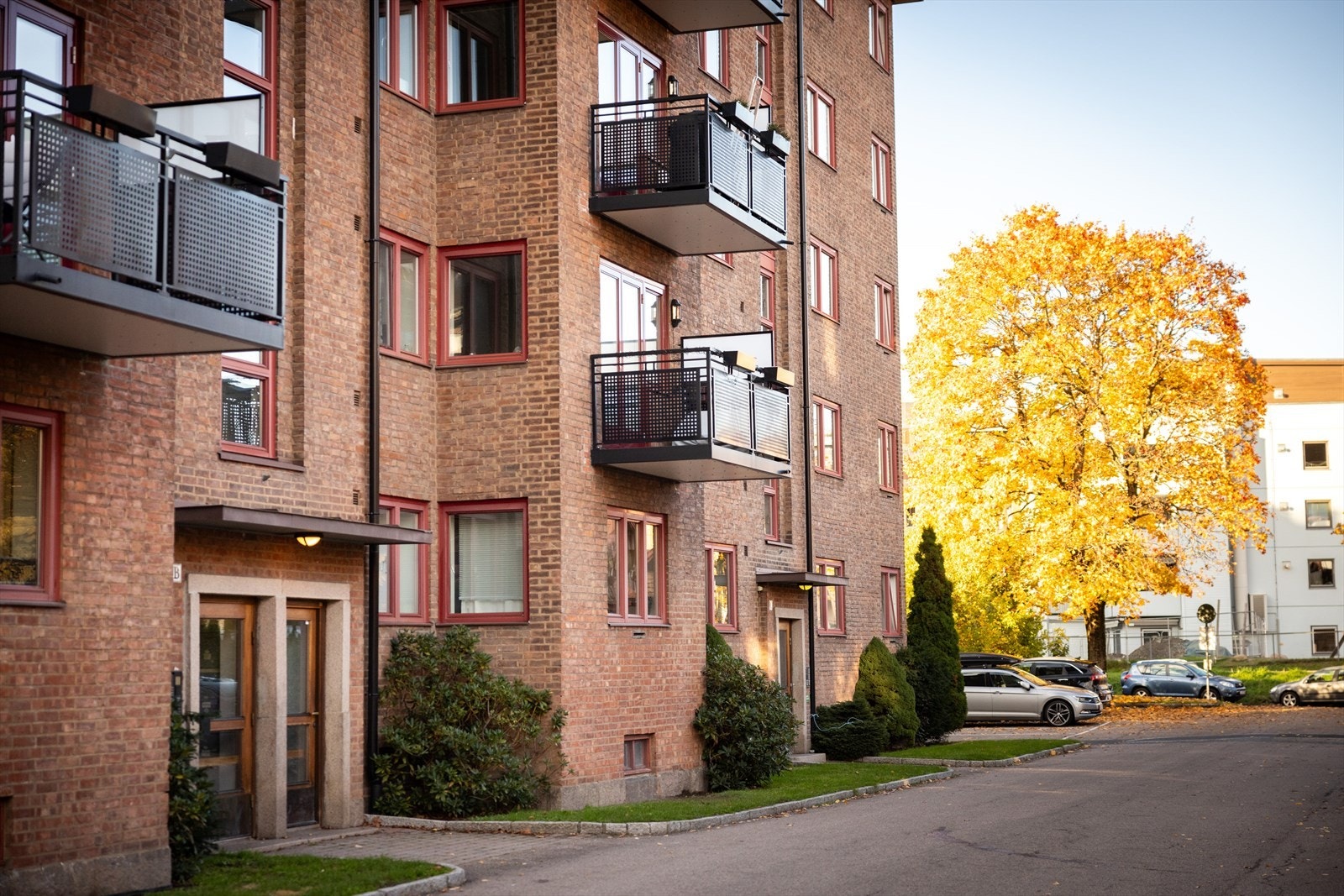 Borettslaget har 162 parkeringsplasser, hvorav 9 er gjesteplasser tilgjengelige mot betaling på automat. Galleribilde
