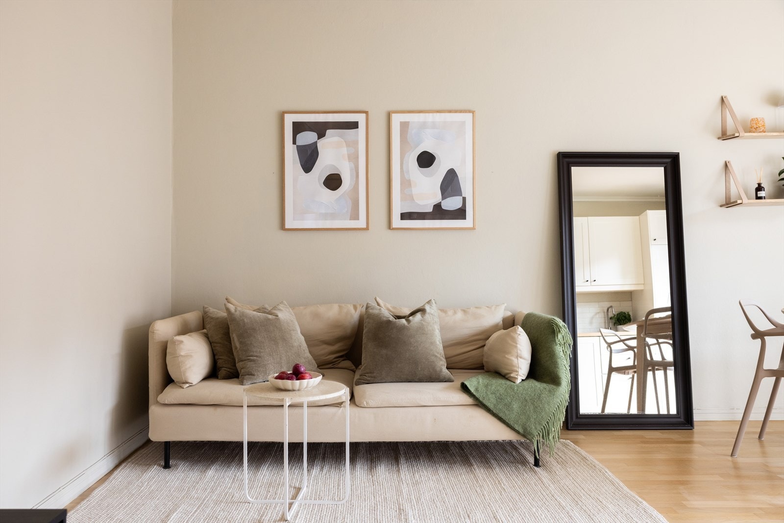 Stuen har god plass til sofagruppe og spisebord, med fleksible møbleringsmuligheter. Galleribilde