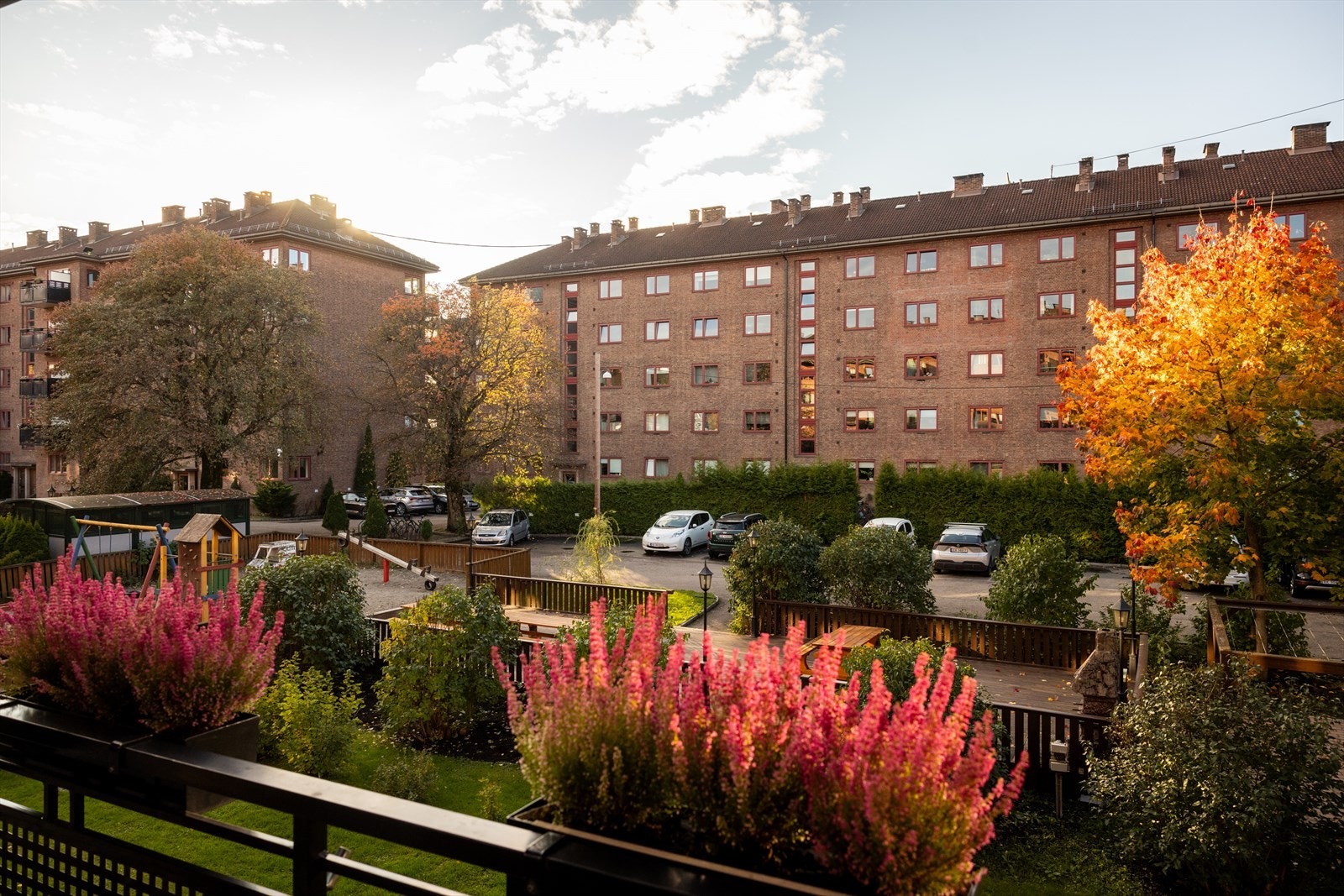 Fra balkong har du utsikt over borettslagets flotte fellesareal. Galleribilde