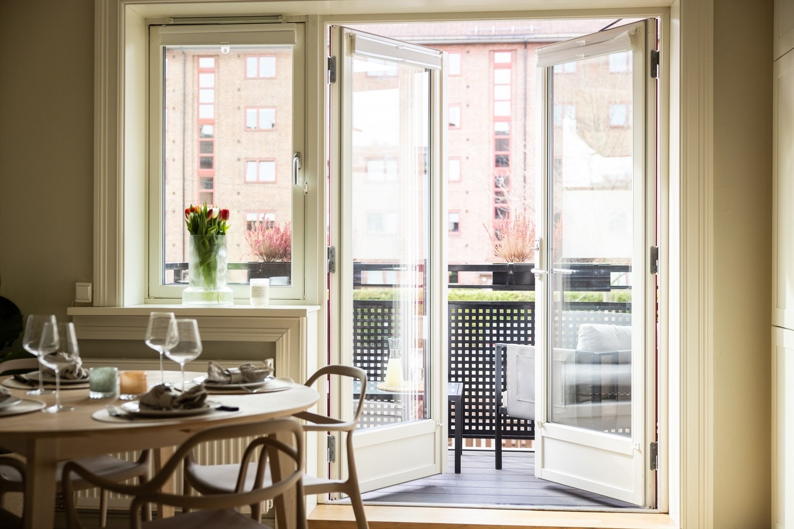 Fra stuen er det utgang til en hyggelig balkong på 4 kvm. Galleribilde