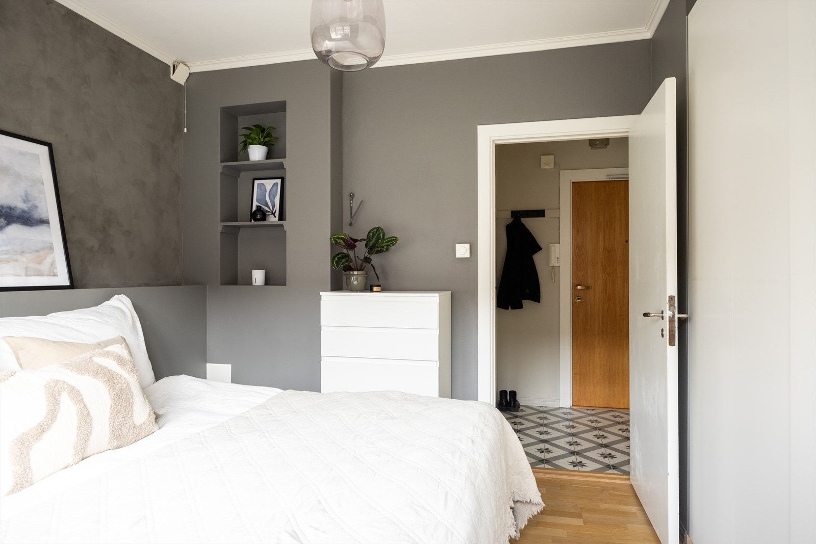 Kombinasjonen av moderne fargevalg på veggene og store vindusflater gir rommet en behagelig følelse. Galleribilde