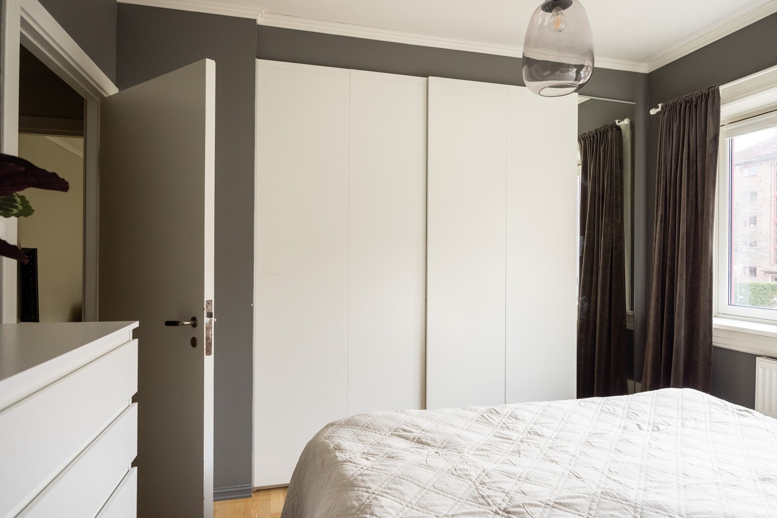 Det er gode oppbevaringsmuligheter i den romslige garderobeløsningen. Galleribilde