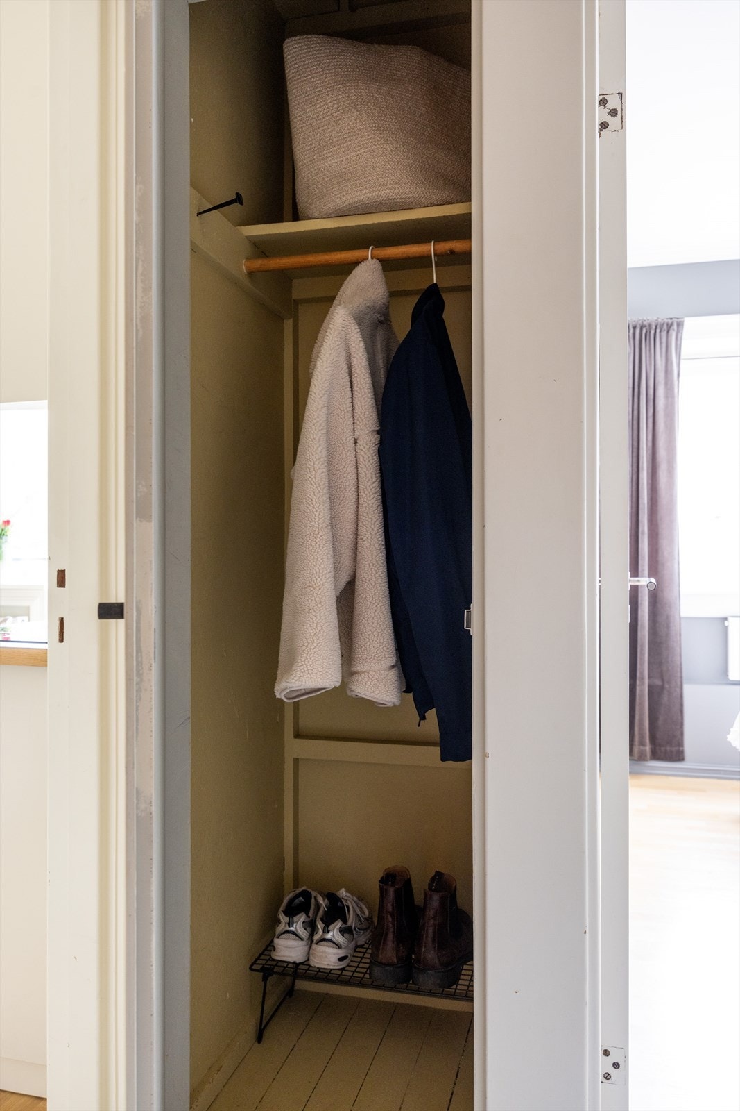 Romslig entré med gode oppbevaringsmuligheter i innebygd skap. Galleribilde