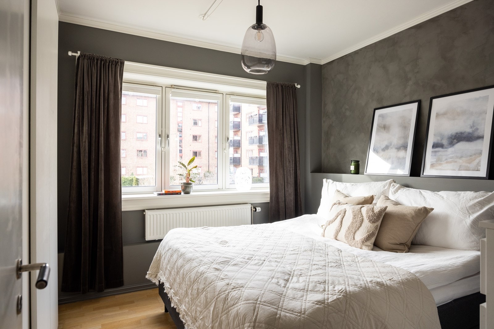 Soverommet er av god størrelse med plass til dobbeltseng, nattbord og tilhørende møbler. Galleribilde