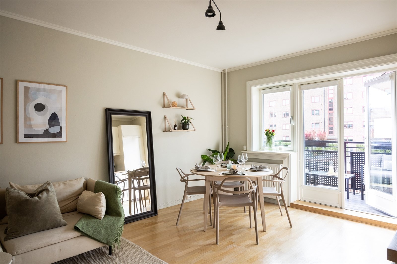 Den lyse og luftige stuen har store vindusflater som slipper inn rikelig med naturlig lys. Galleribilde